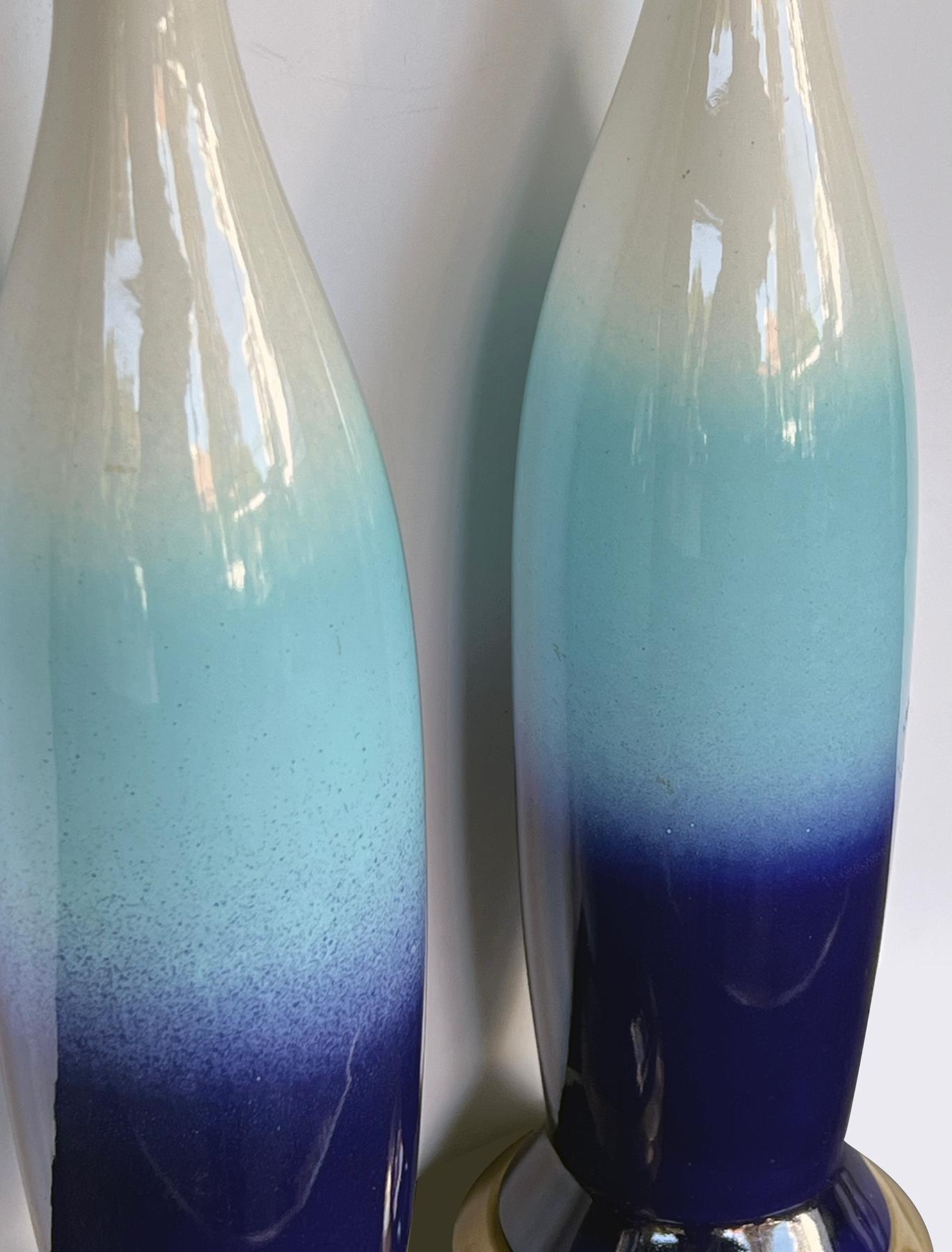 Moderne Paire de lampes italiennes des années 60 en céramique émaillée en forme de bouteille en vente