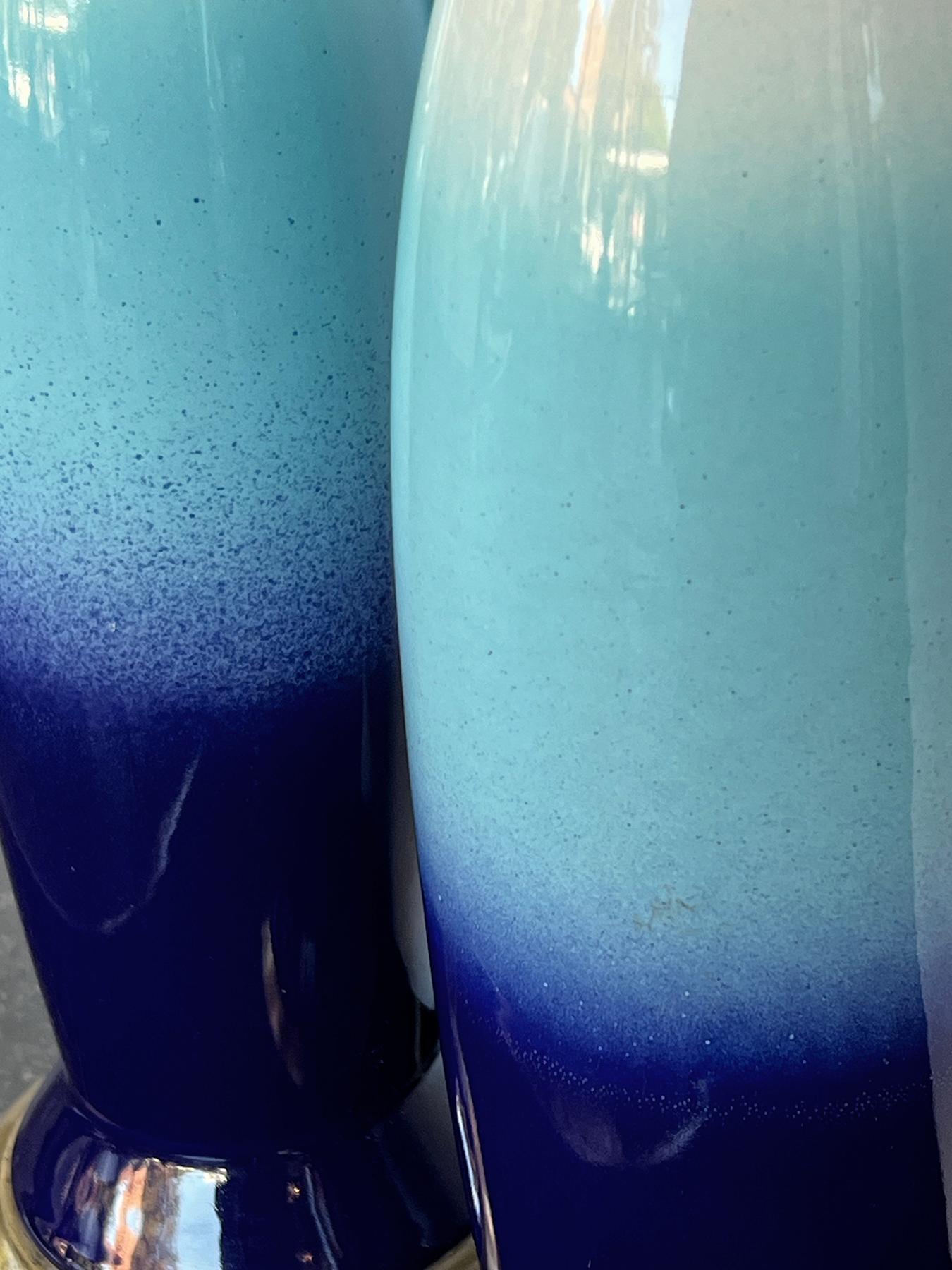 Vernissé Paire de lampes italiennes des années 60 en céramique émaillée en forme de bouteille en vente