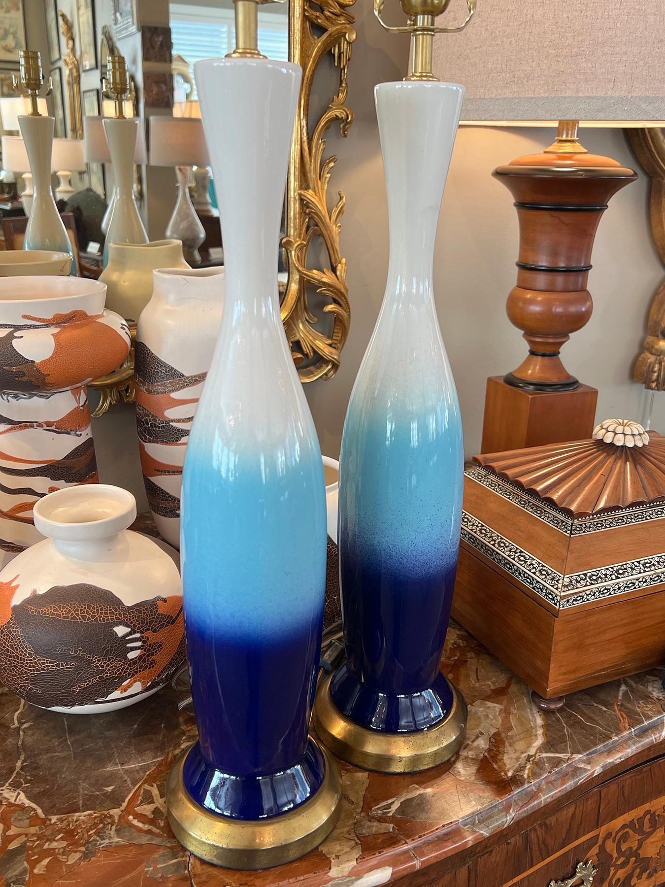 Milieu du XXe siècle Paire de lampes italiennes des années 60 en céramique émaillée en forme de bouteille en vente