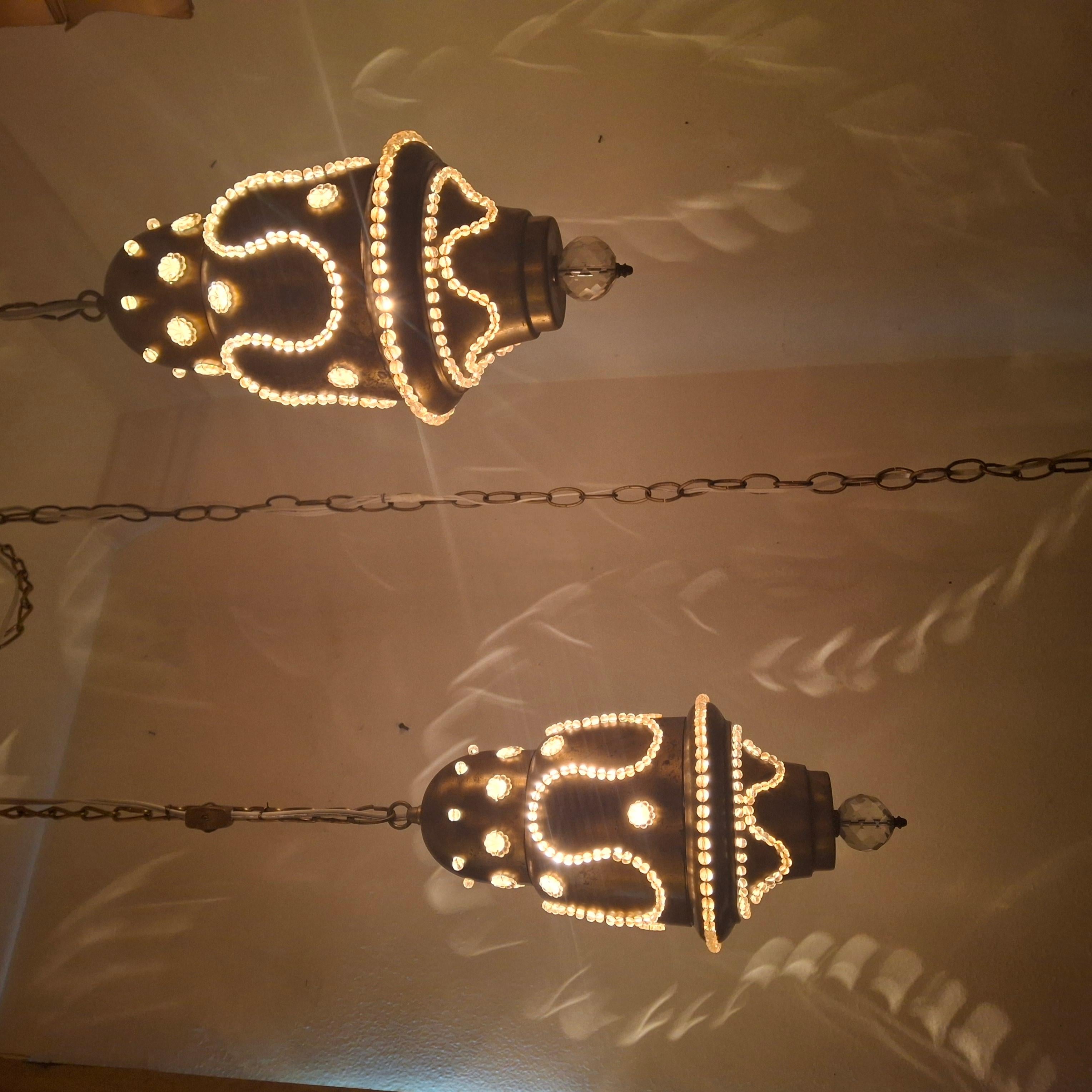 Paire de lanternes suspendues de style marocain/moderne des années 60 en laiton et cristal perlé en vente 2