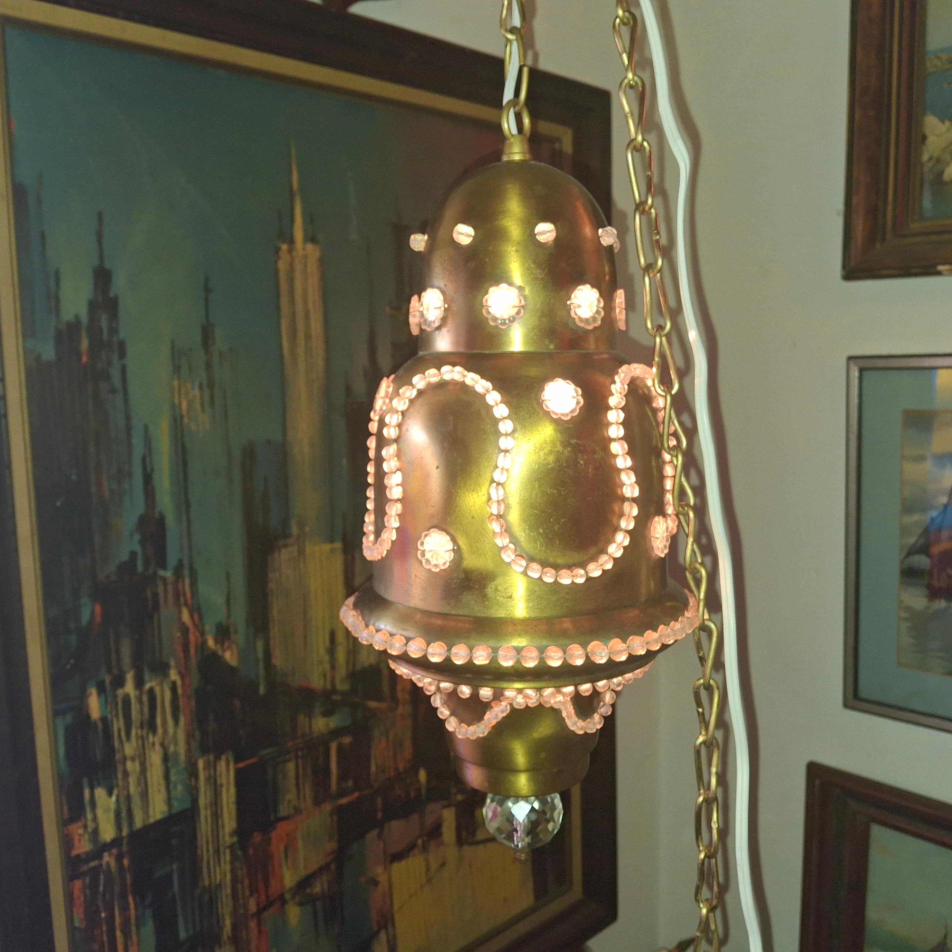 Paire de lanternes suspendues de style marocain/moderne des années 1960 en laiton. Accents en perles de cristal. Fleurettes en cristal et grand fleuron inférieur en cristal. Ces lanternes peuvent être suspendues à la hauteur souhaitée. Nous