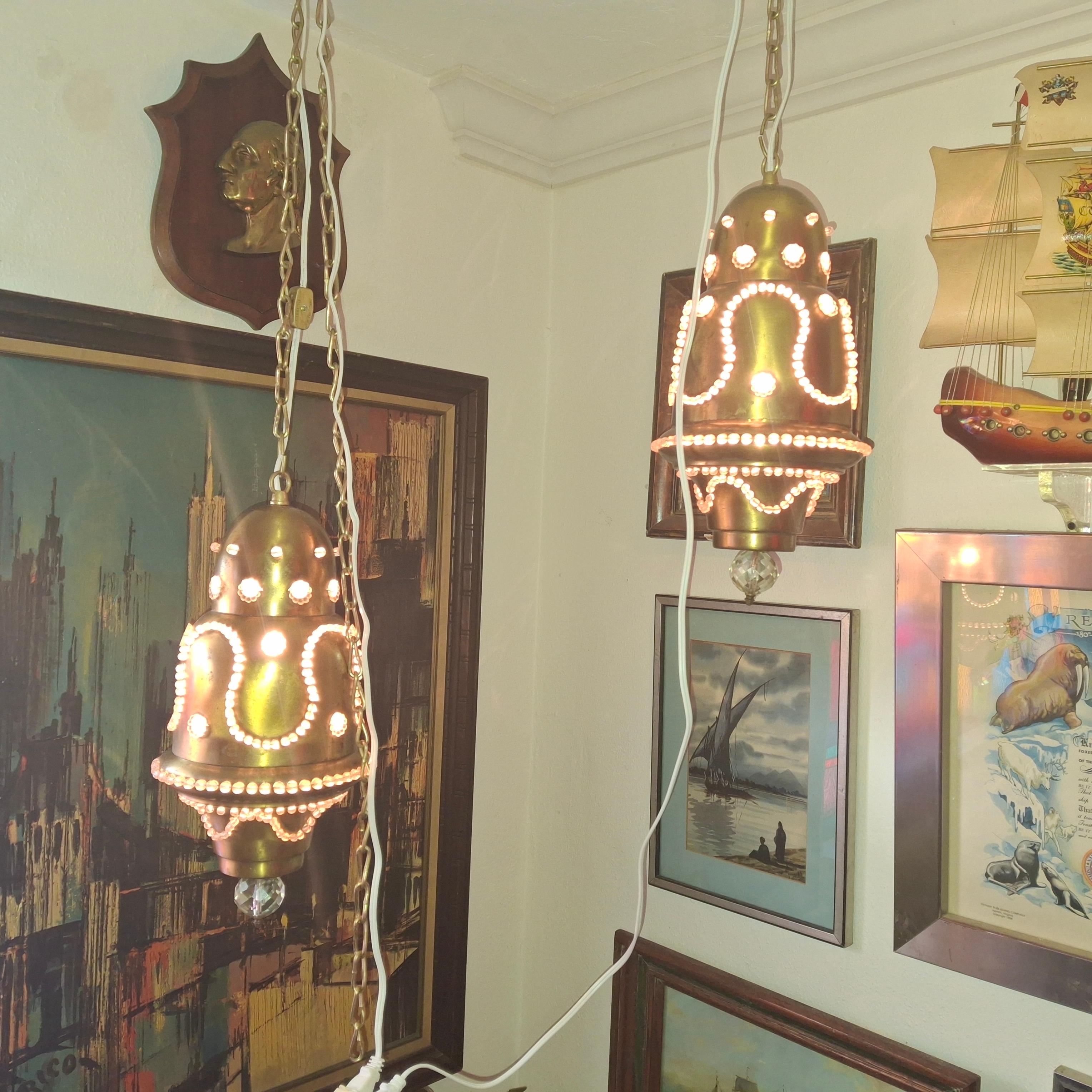 Futuriste Paire de lanternes suspendues de style marocain/moderne des années 60 en laiton et cristal perlé en vente