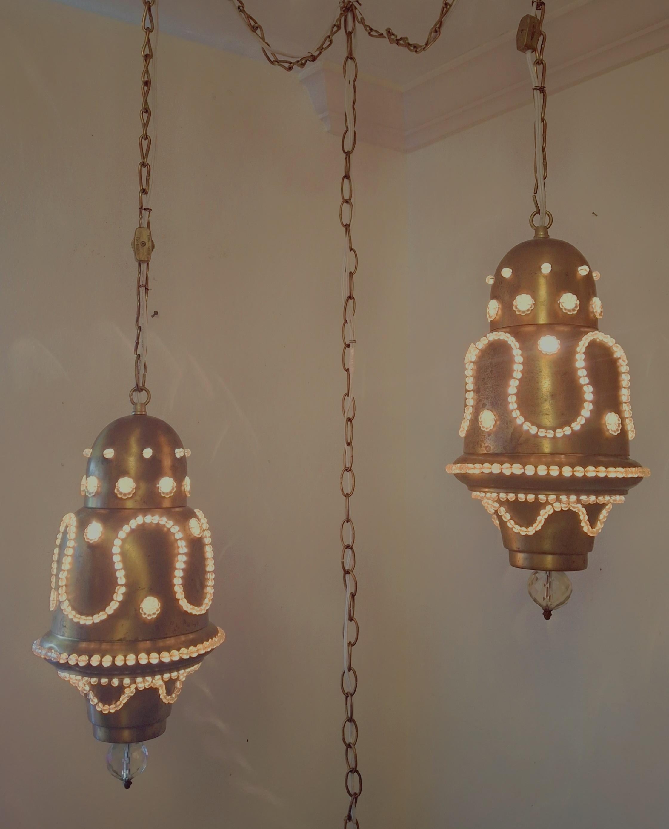 Américain Paire de lanternes suspendues de style marocain/moderne des années 60 en laiton et cristal perlé en vente