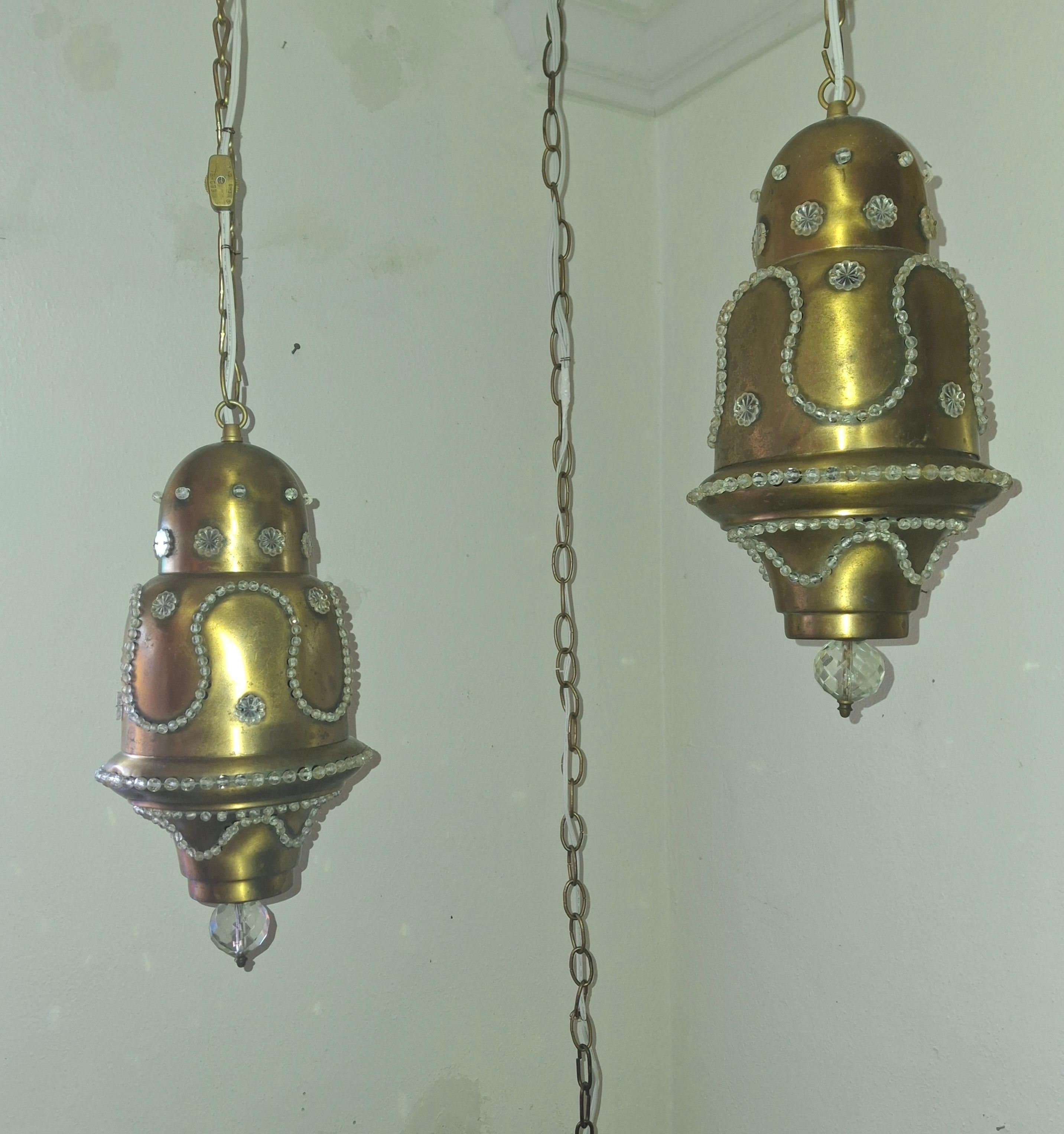 Perlé Paire de lanternes suspendues de style marocain/moderne des années 60 en laiton et cristal perlé en vente