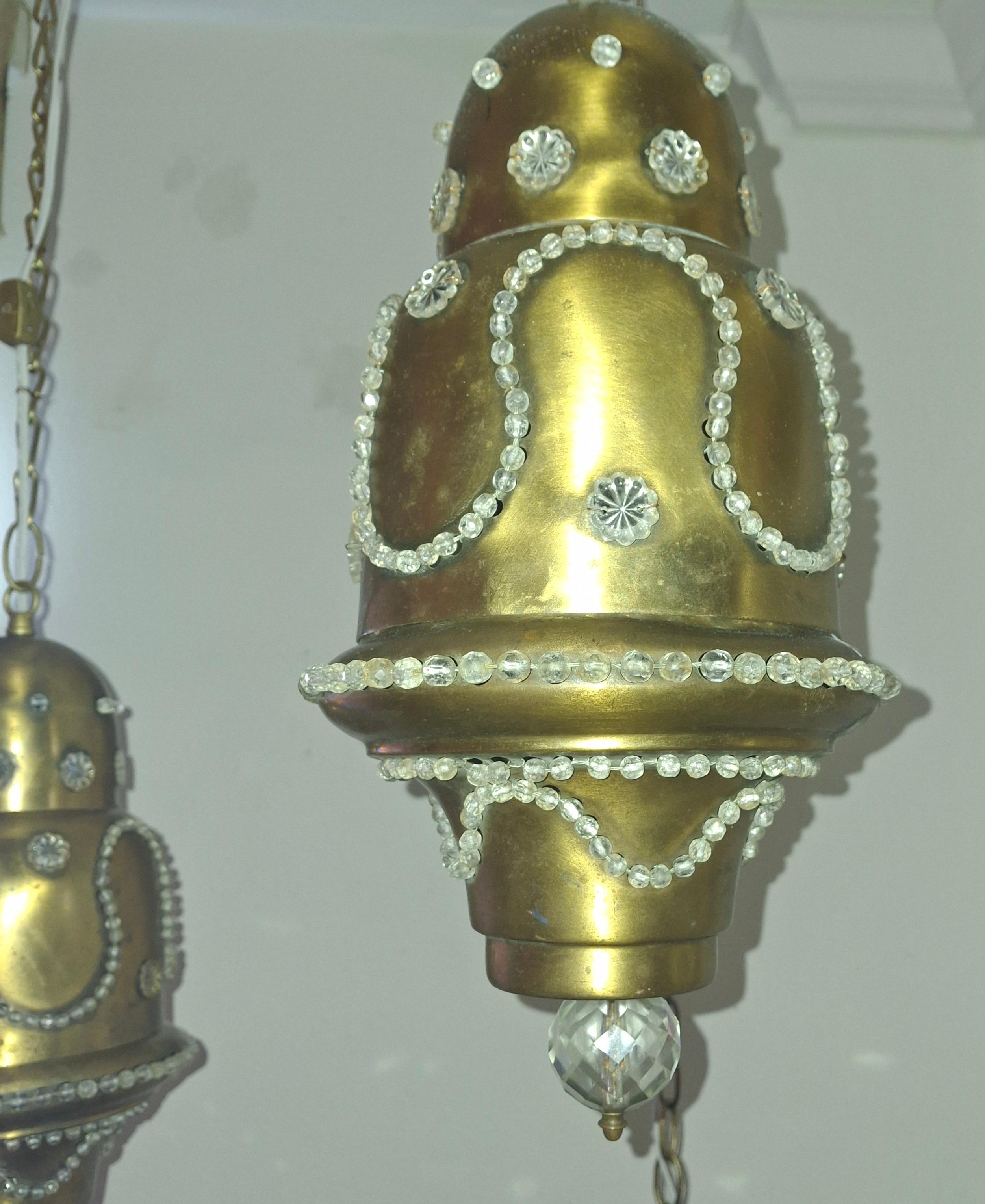 Milieu du XXe siècle Paire de lanternes suspendues de style marocain/moderne des années 60 en laiton et cristal perlé en vente