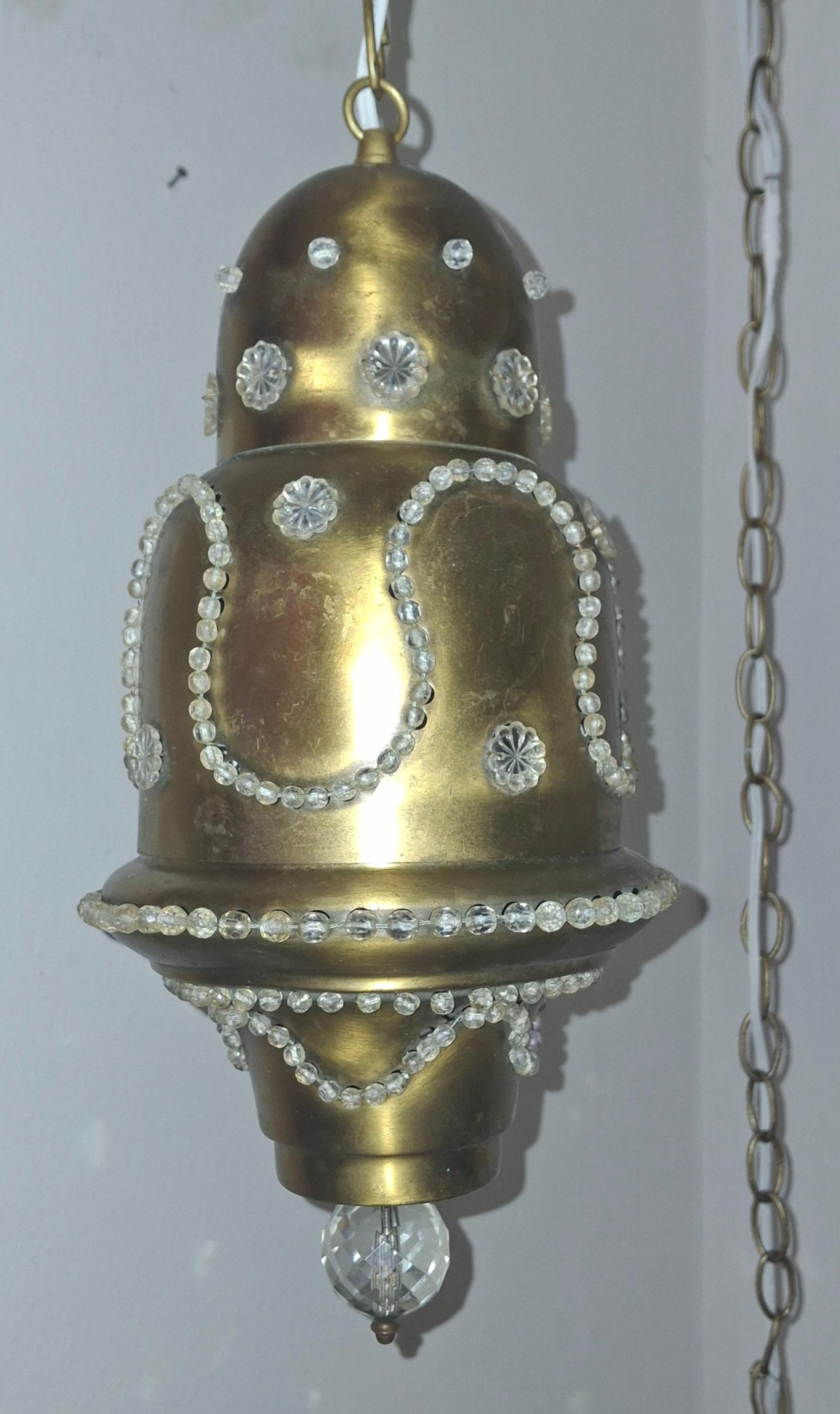 Métal Paire de lanternes suspendues de style marocain/moderne des années 60 en laiton et cristal perlé en vente