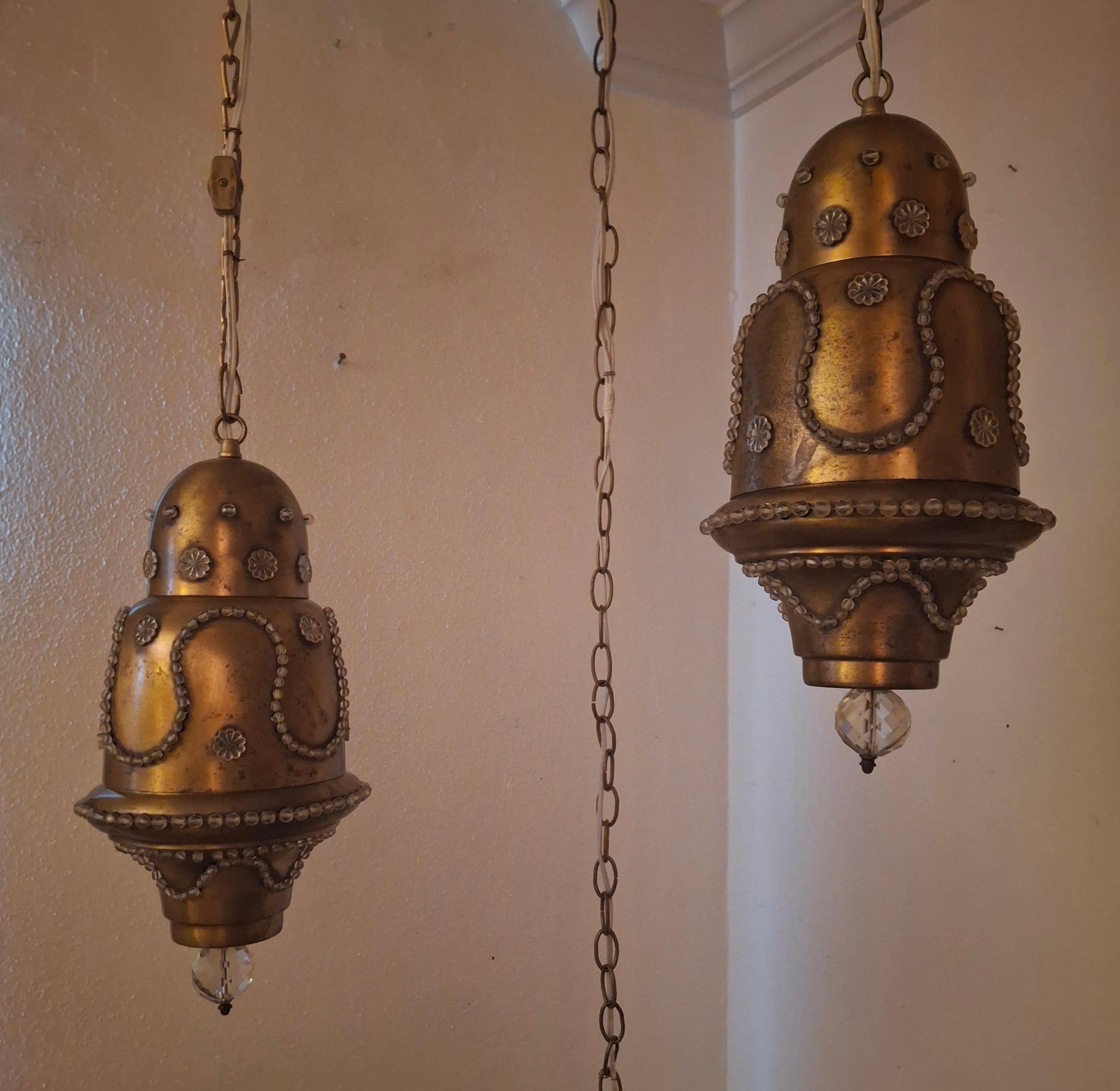 Paire de lanternes suspendues de style marocain/moderne des années 60 en laiton et cristal perlé en vente 1