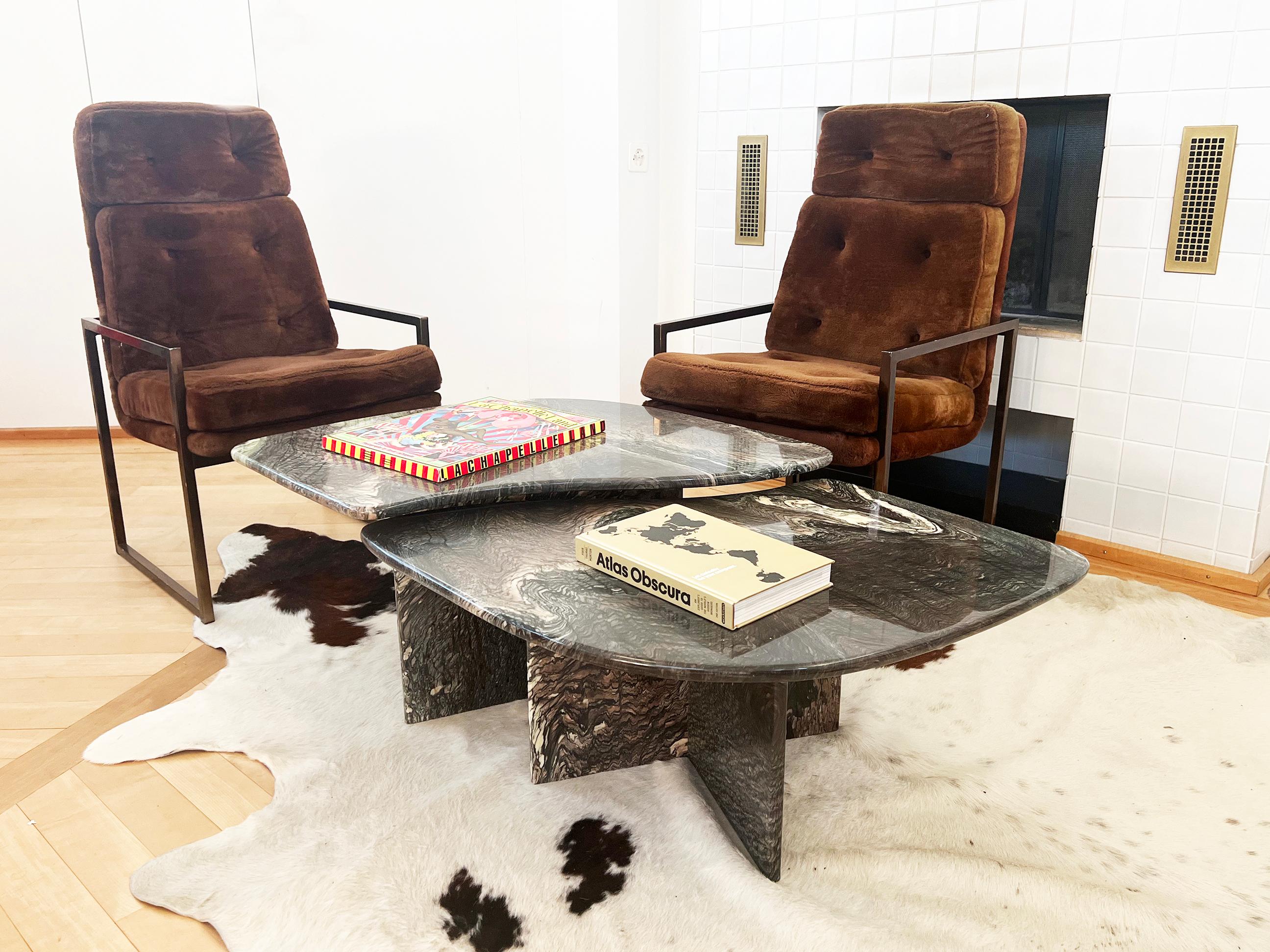Une paire de chaises chromées élégantes et sexy attribuées au design 