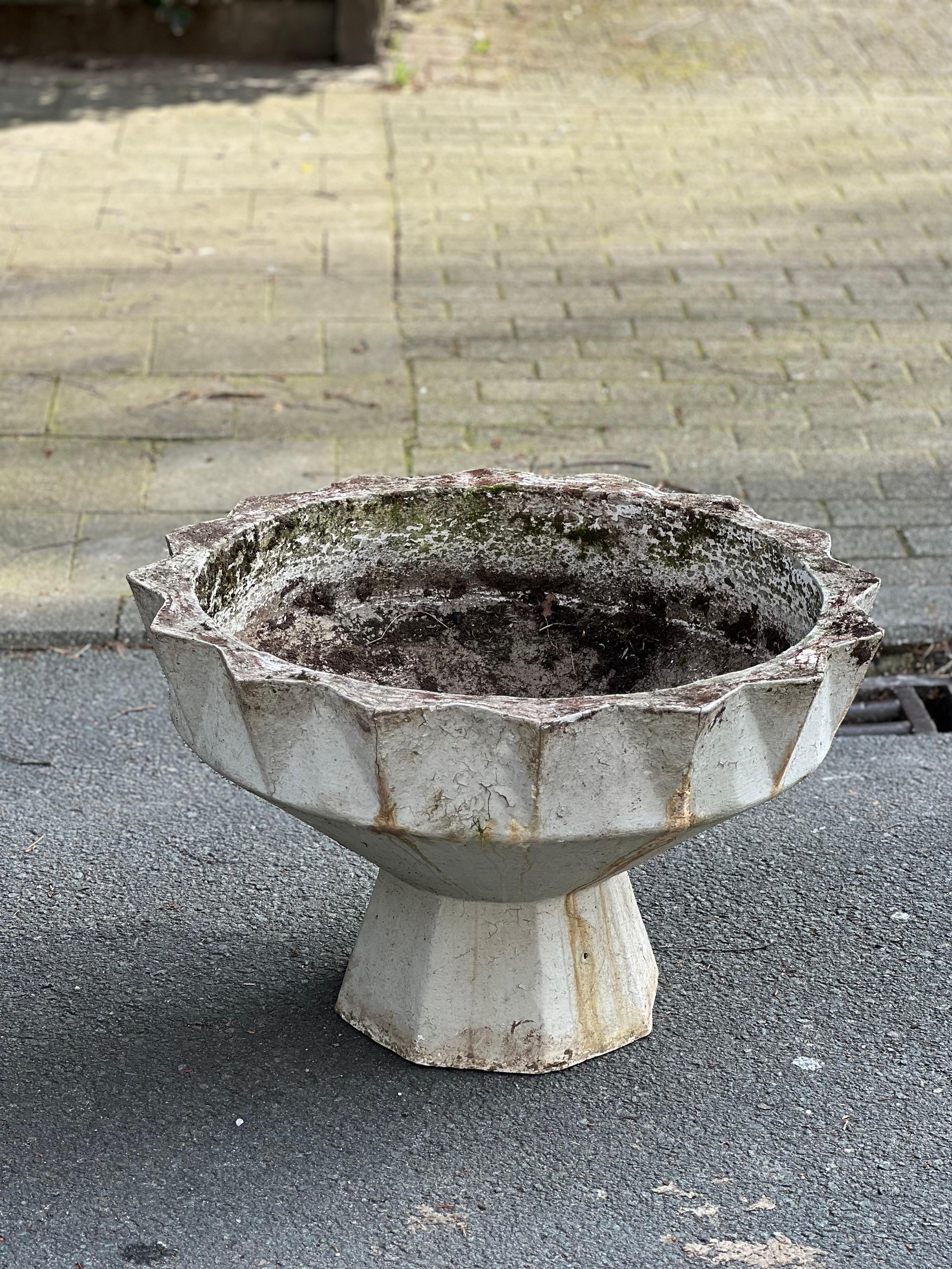 Pair 75cm diameter Willy Guhl sculptural planter, Switzerland 50's concrete In Good Condition For Sale In Forest, BE