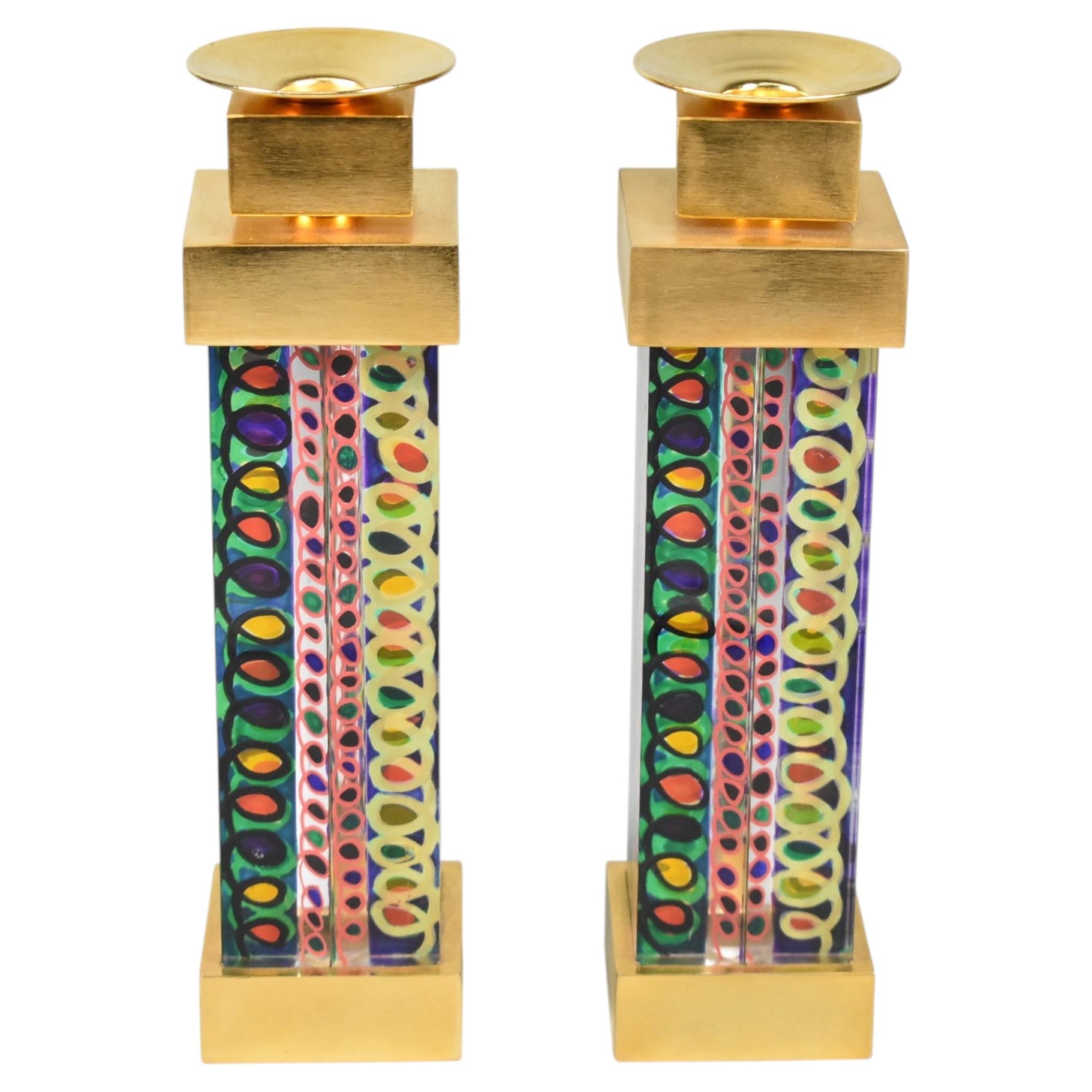 Lot de deux bougeoirs de shabbat en acrylique et laiton, peints à la main, dans le style d'Agam en vente
