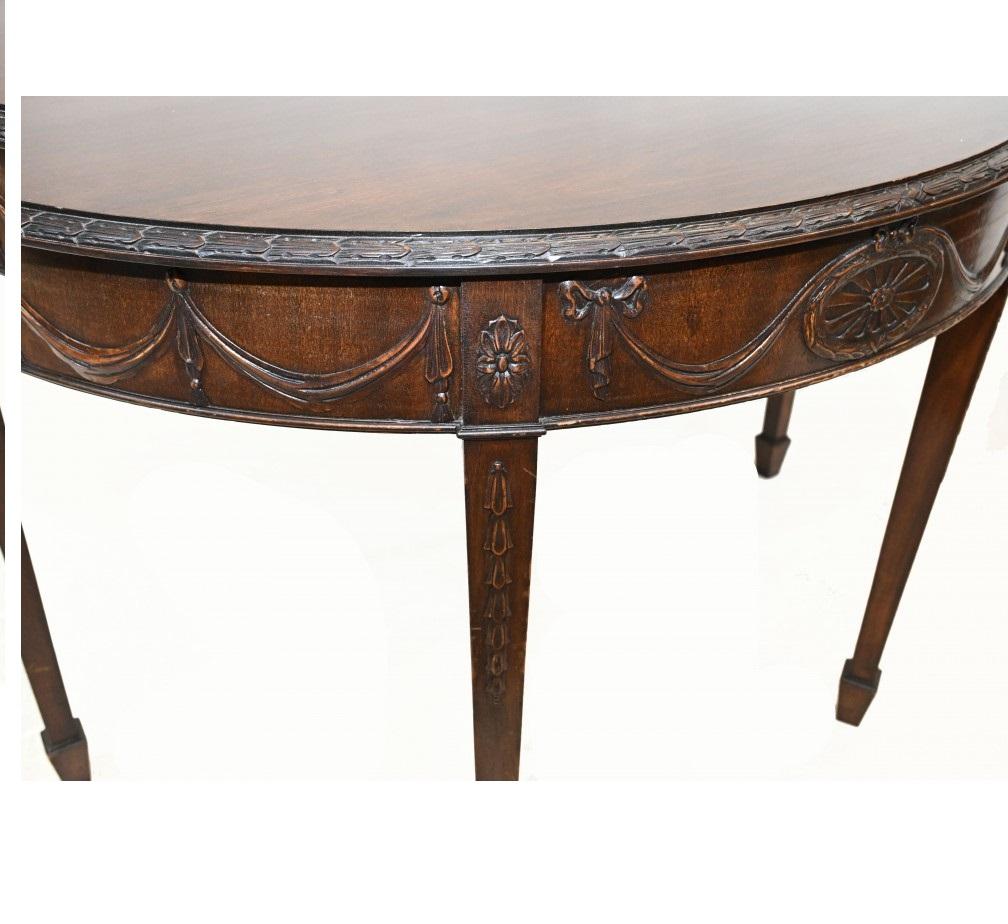 Elegantes Paar antiker Konsolentische in der Adams-Manier
Erhöhte Schnitzereien - Girlanden, Vorhänge - und wir datieren sie auf ca. 1880
Klares und minimales Design, ideal für moderne Innenräume
Tolle Patina auf dem Mahagoni
Besichtigung nach