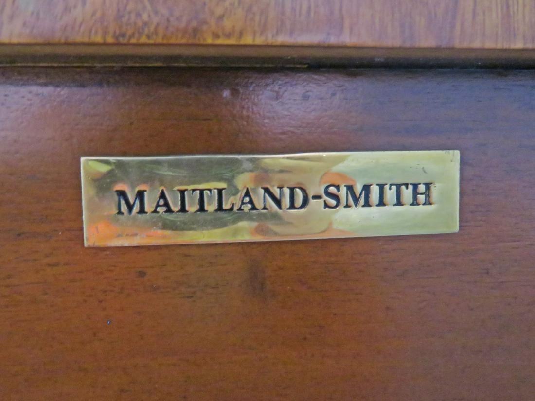 Asiatico Coppia di tavoli da console in stile Adams in noce intarsiato di Maitland Smith Demilune