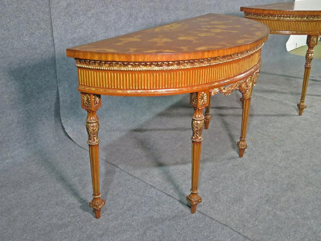 Legno di seta Coppia di tavoli da console in stile Adams in noce intarsiato di Maitland Smith Demilune