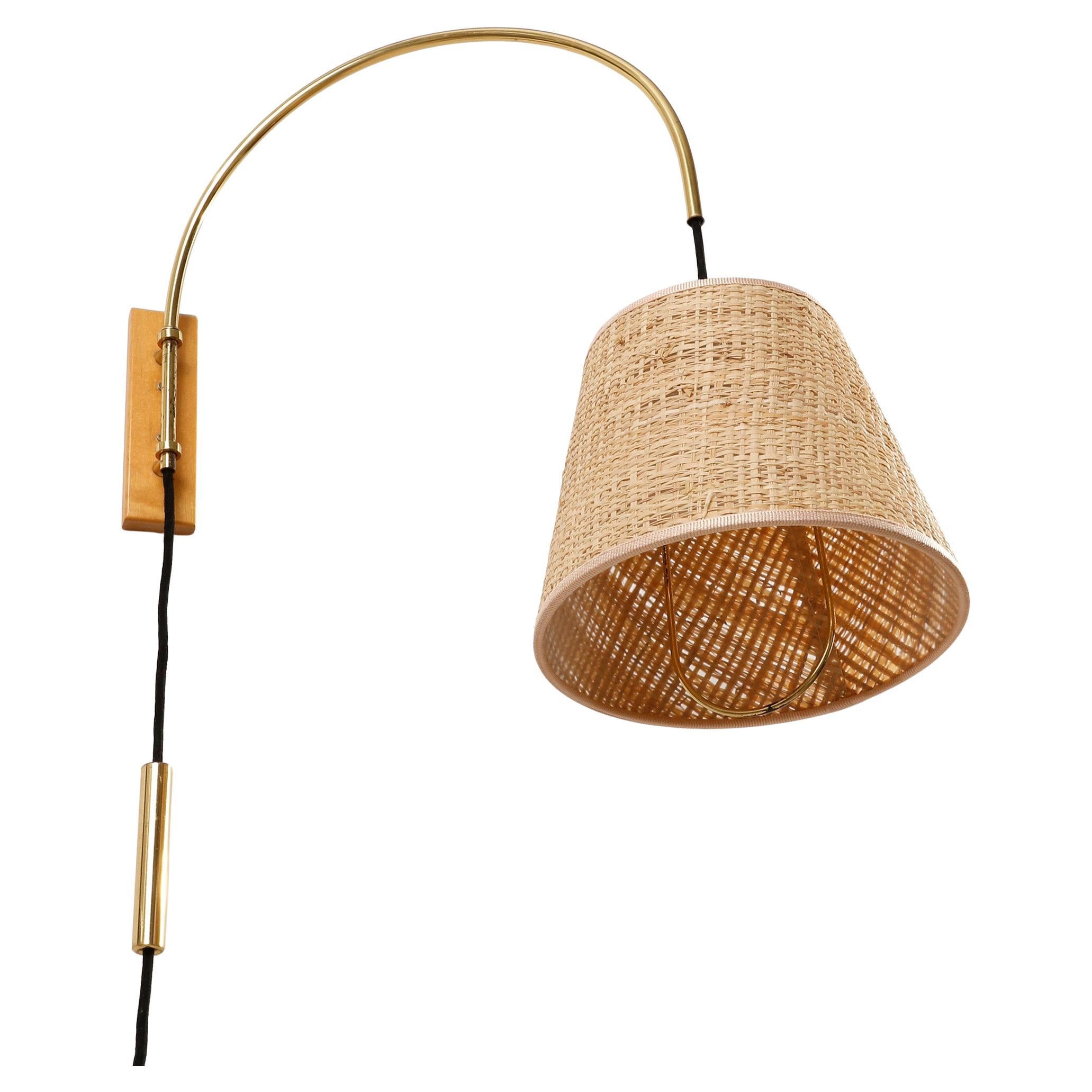 Pareja de apliques regulables, Kalmar Josef Frank, latón madera mimbre, 1960 Pulido en venta