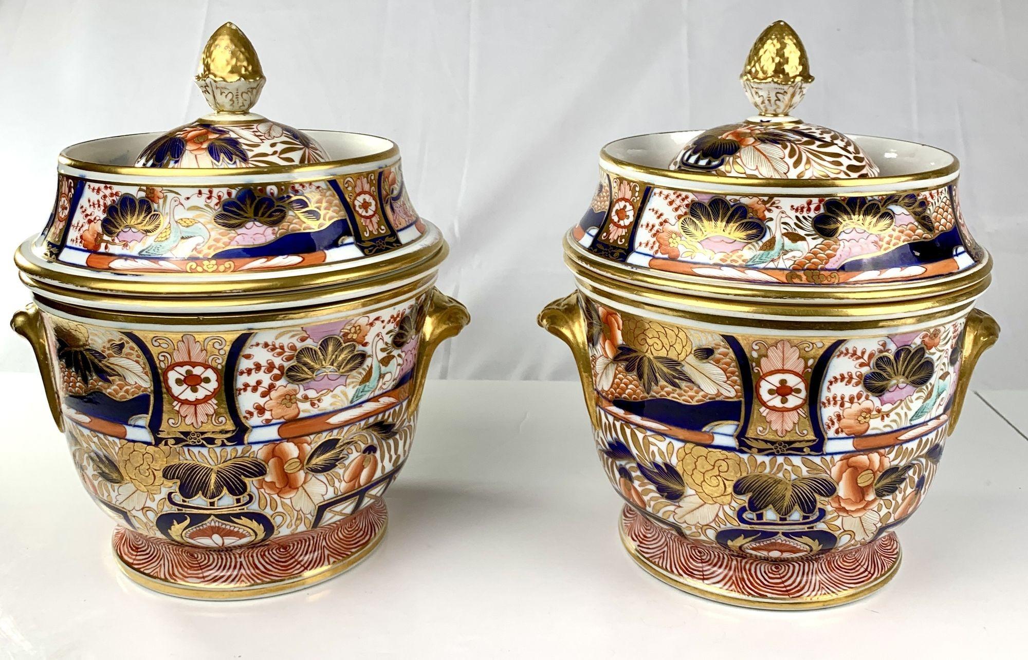  Coalport Porcelain stellte dieses fabelhafte Paar Eiskübel mit Admiral Nelson-Muster um 1810 her.   Die Intensität der Imari-Farben auf dem Admiral Nelson-Muster ist sehr bemerkenswert. 
Es ist der Inbegriff der Regency-Dekoration.  
Sie werden in