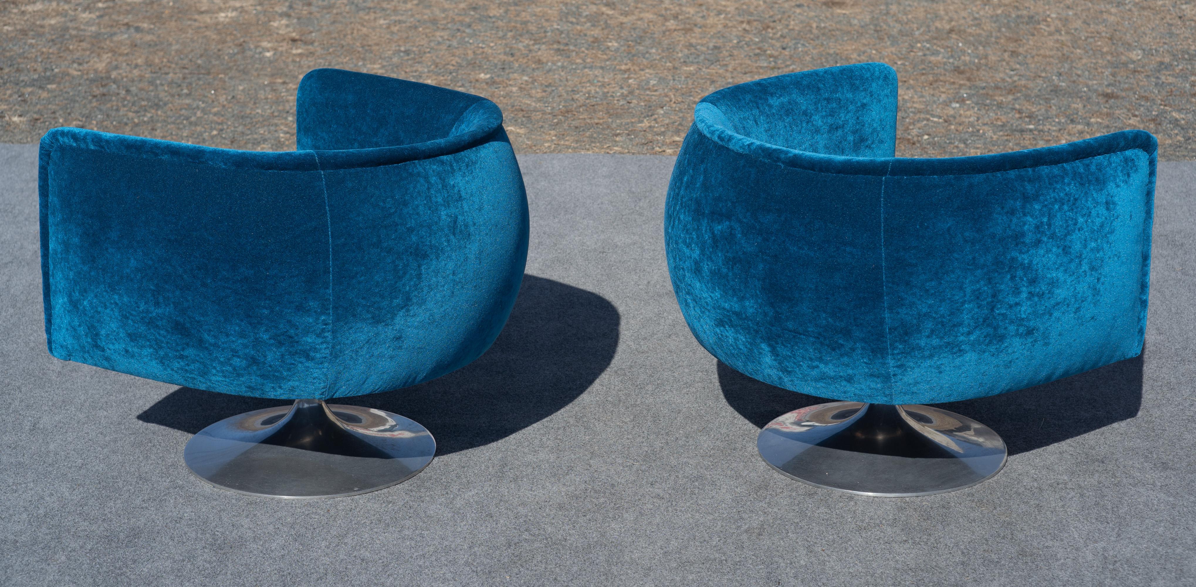 Pareja de sillas giratorias Adrian Pearsall con forma de barril Nueva mezcla de seda azul y bases de tulipán en venta 3