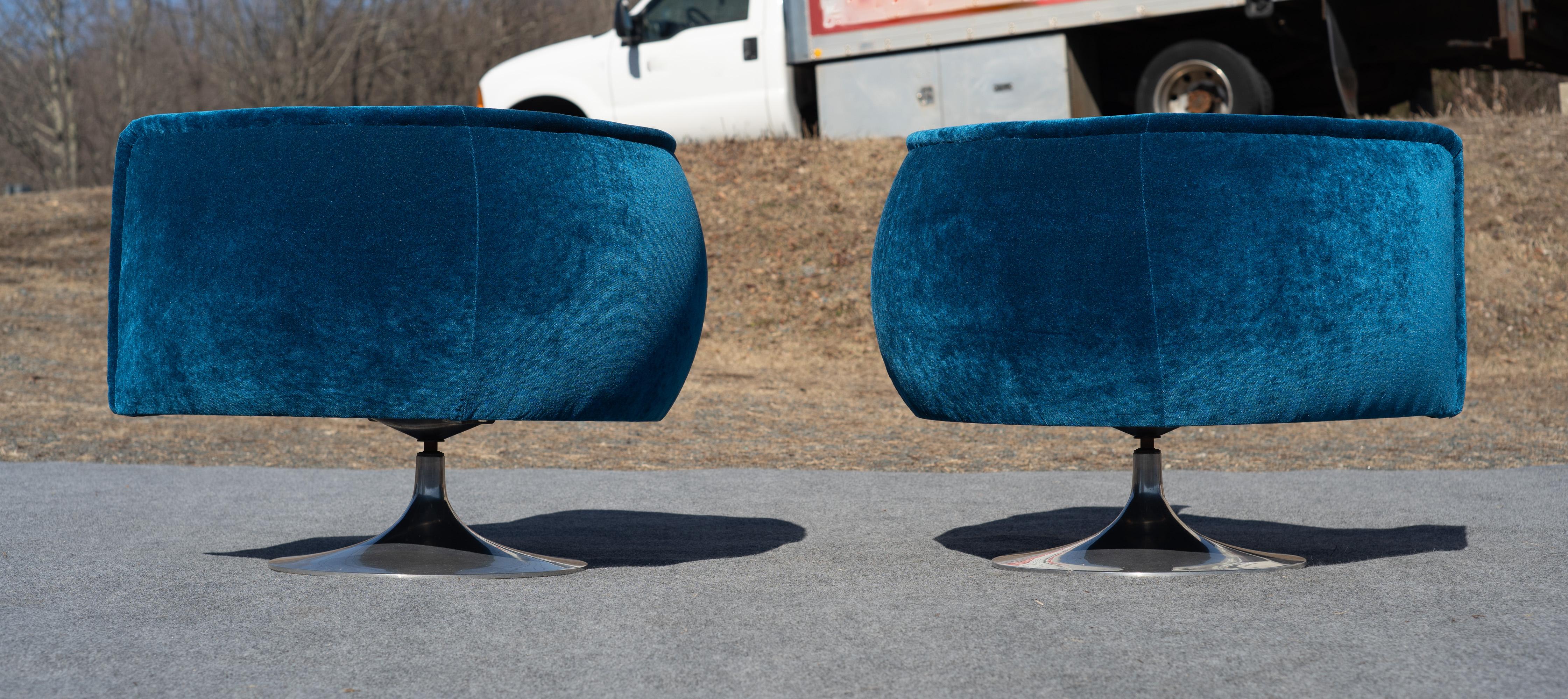 Pareja de sillas giratorias Adrian Pearsall con forma de barril Nueva mezcla de seda azul y bases de tulipán en venta 4