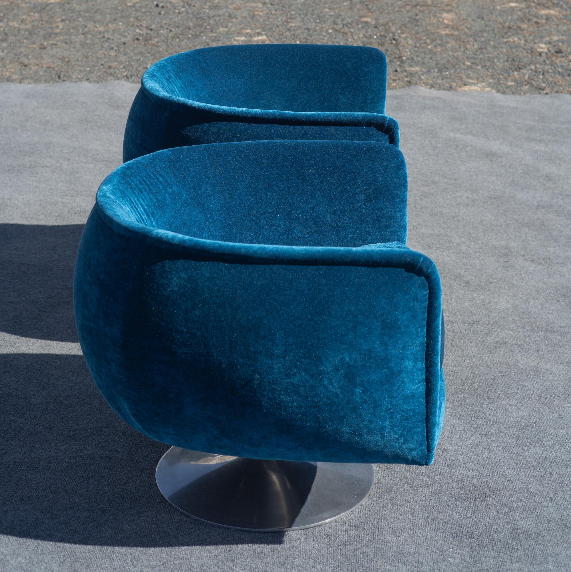 Pareja de sillas giratorias Adrian Pearsall con forma de barril Nueva mezcla de seda azul y bases de tulipán en venta 5