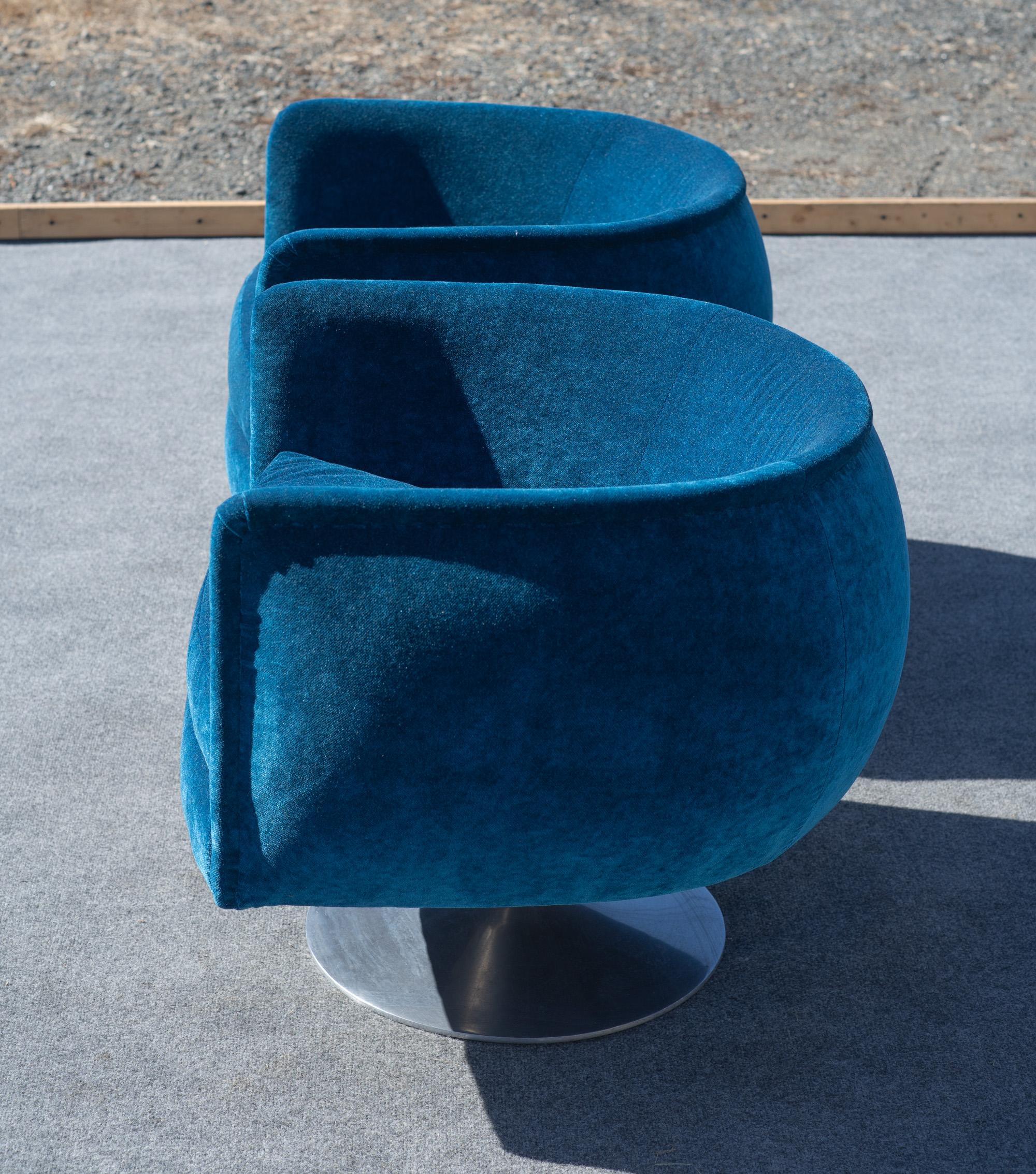 Pareja de sillas giratorias Adrian Pearsall con forma de barril Nueva mezcla de seda azul y bases de tulipán en venta 6