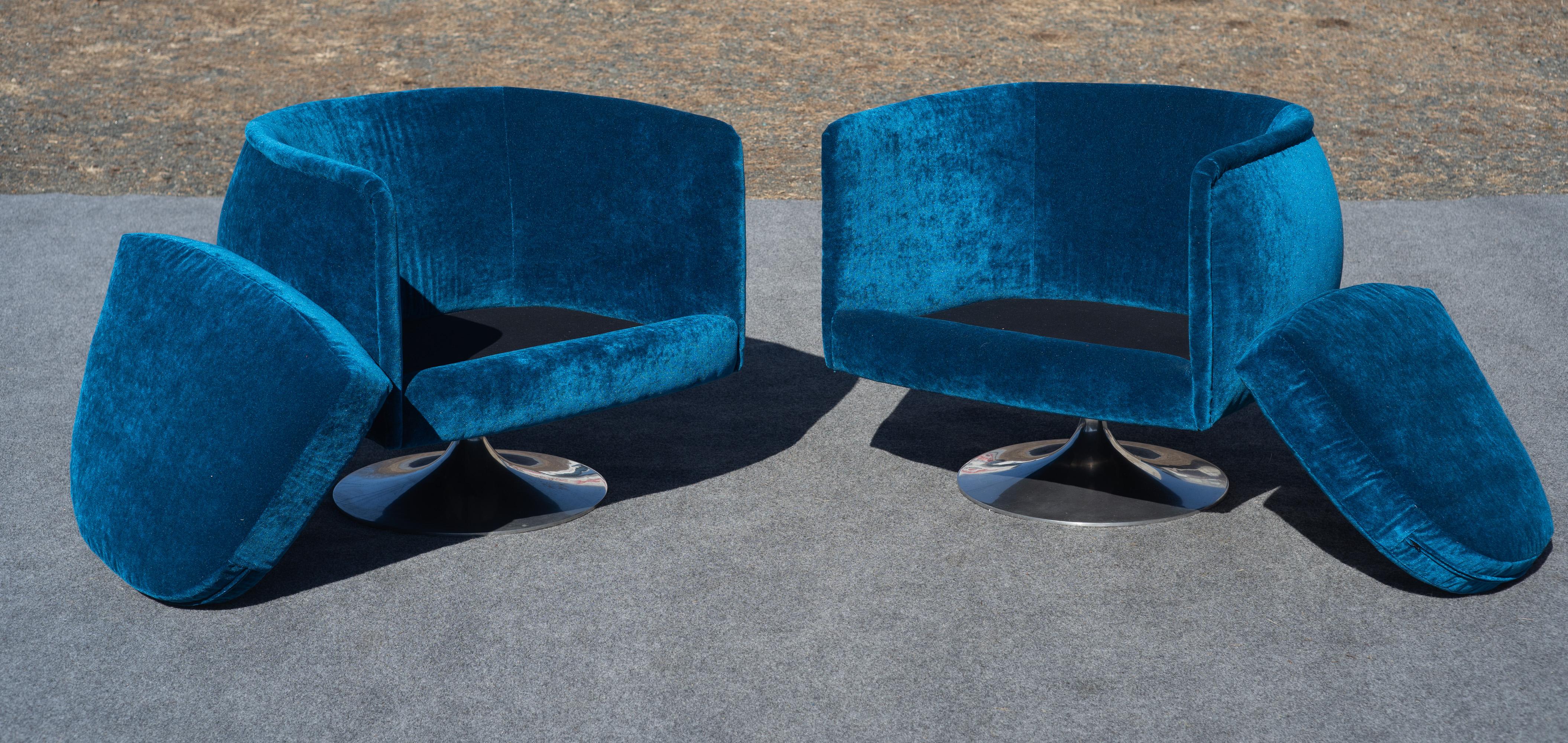 Pareja de sillas giratorias Adrian Pearsall con forma de barril Nueva mezcla de seda azul y bases de tulipán en venta 9