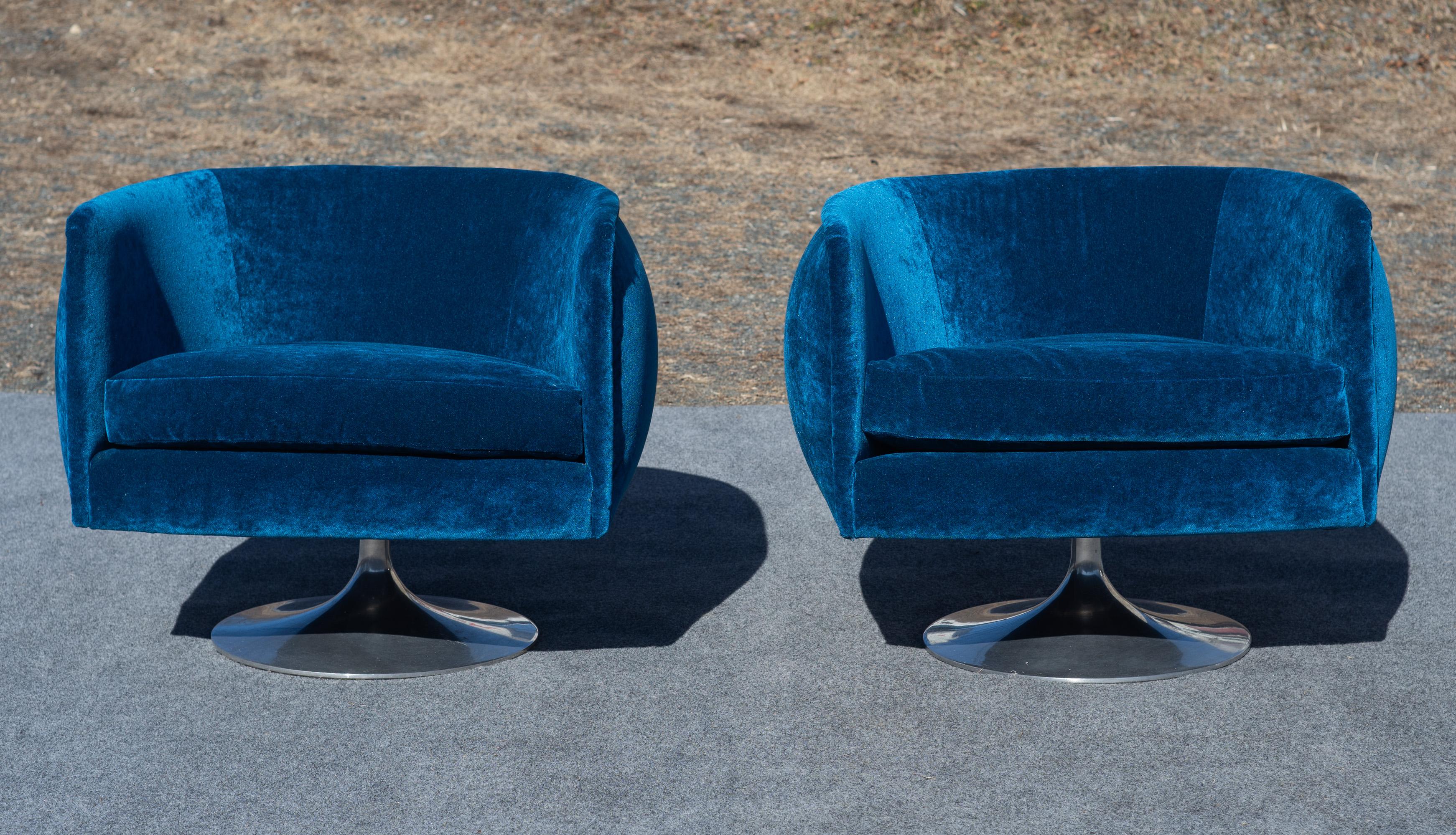 Pareja de sillas giratorias Adrian Pearsall con forma de barril Nueva mezcla de seda azul y bases de tulipán Moderno de mediados de siglo en venta