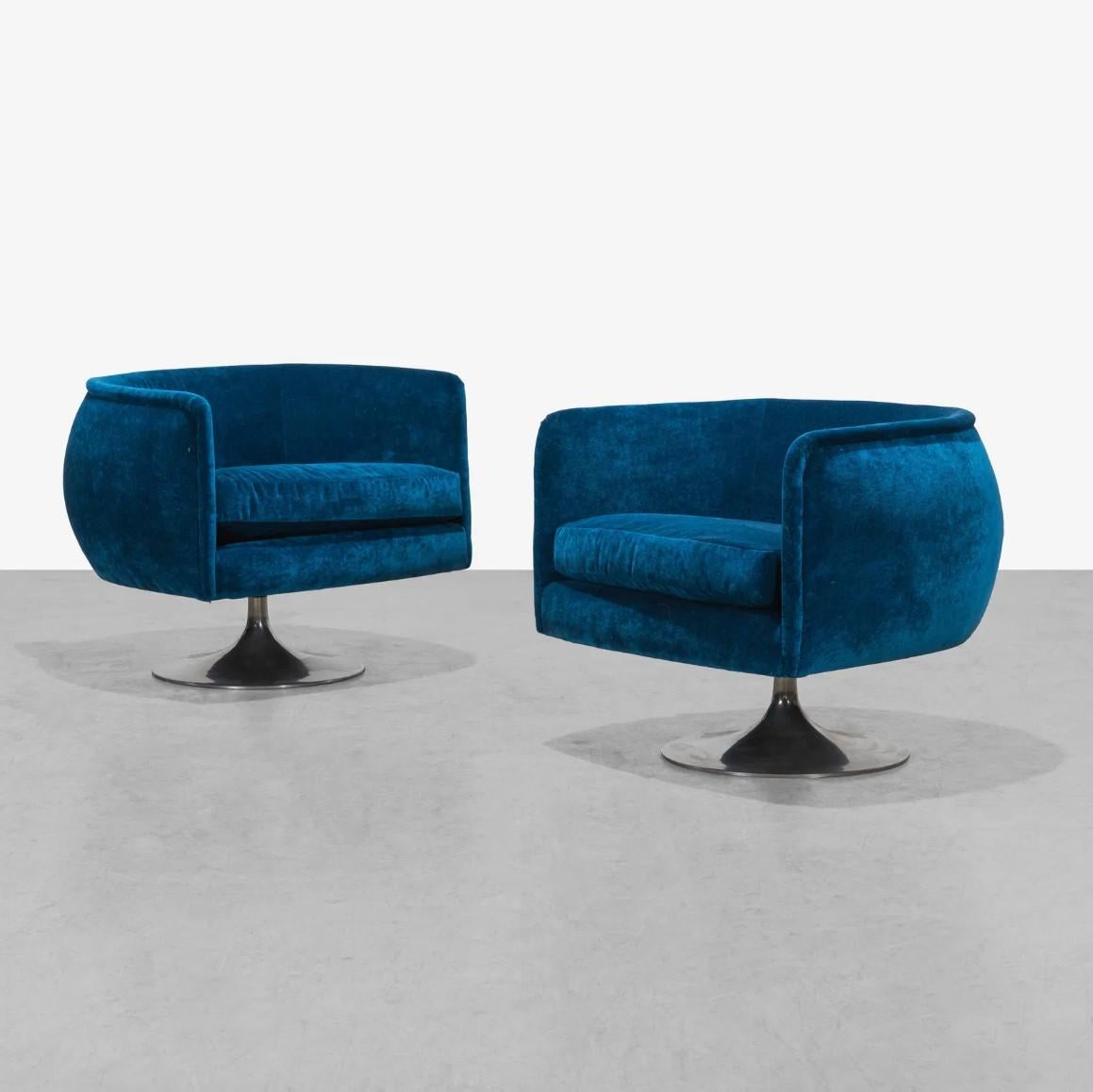 Este par de sillas sapce-age es uno de los diseños más icónicos y raros de Adrian Pearsall, y éstos son magníficos ejemplos. Estas sillas son elegantes y llamativas por su diseño circular y su postura de perfil bajo. De hecho, existe una silla