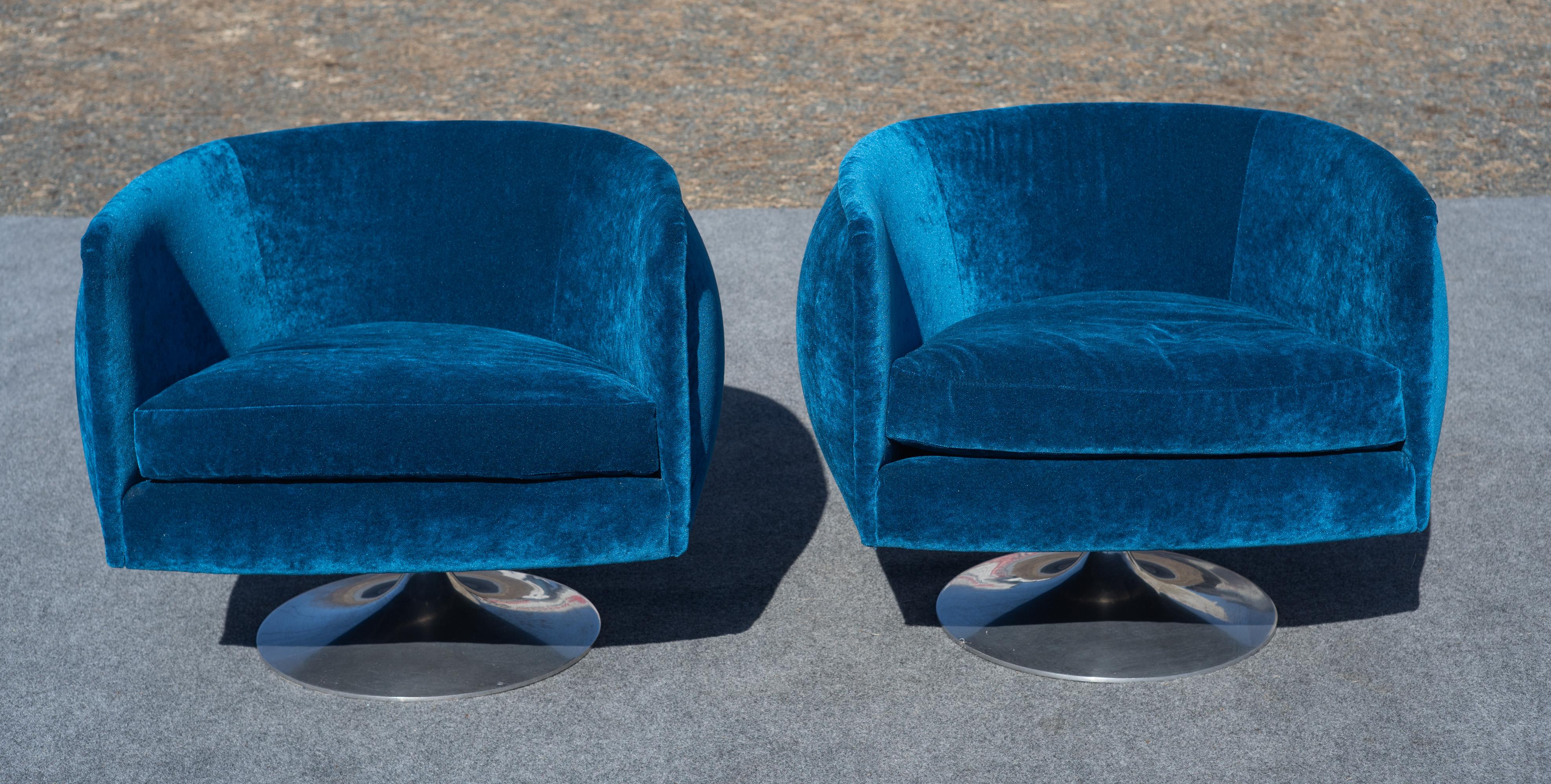 Pareja de sillas giratorias Adrian Pearsall con forma de barril Nueva mezcla de seda azul y bases de tulipán Estadounidense en venta