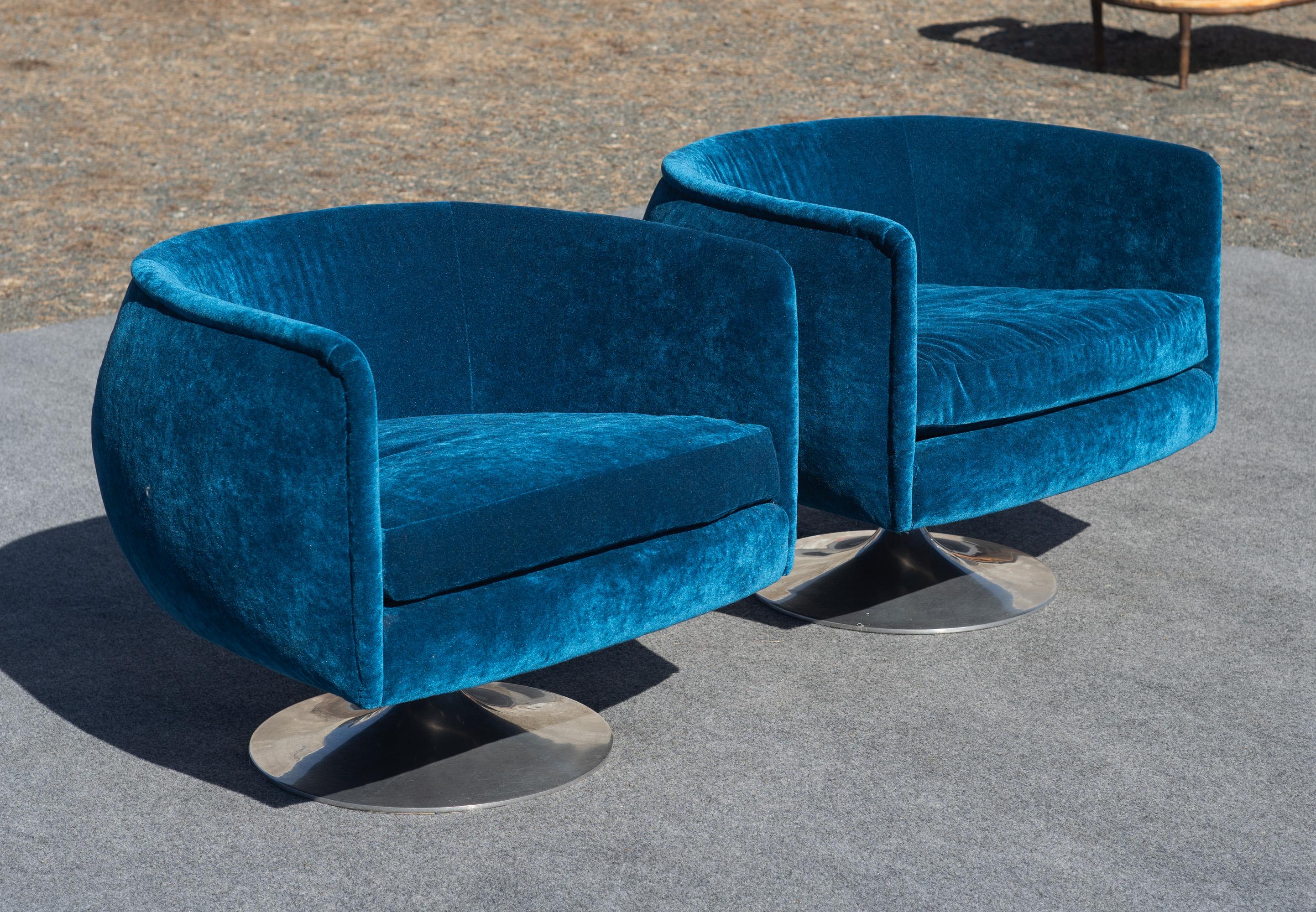 Pareja de sillas giratorias Adrian Pearsall con forma de barril Nueva mezcla de seda azul y bases de tulipán en Bueno estado para la venta en Philadelphia, PA