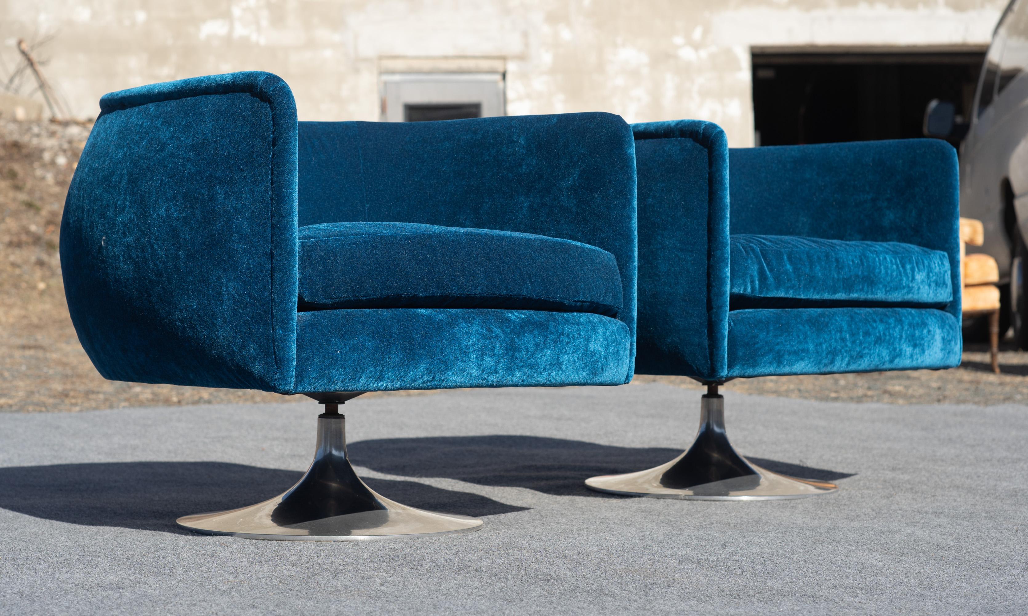 Pareja de sillas giratorias Adrian Pearsall con forma de barril Nueva mezcla de seda azul y bases de tulipán Aluminio en venta