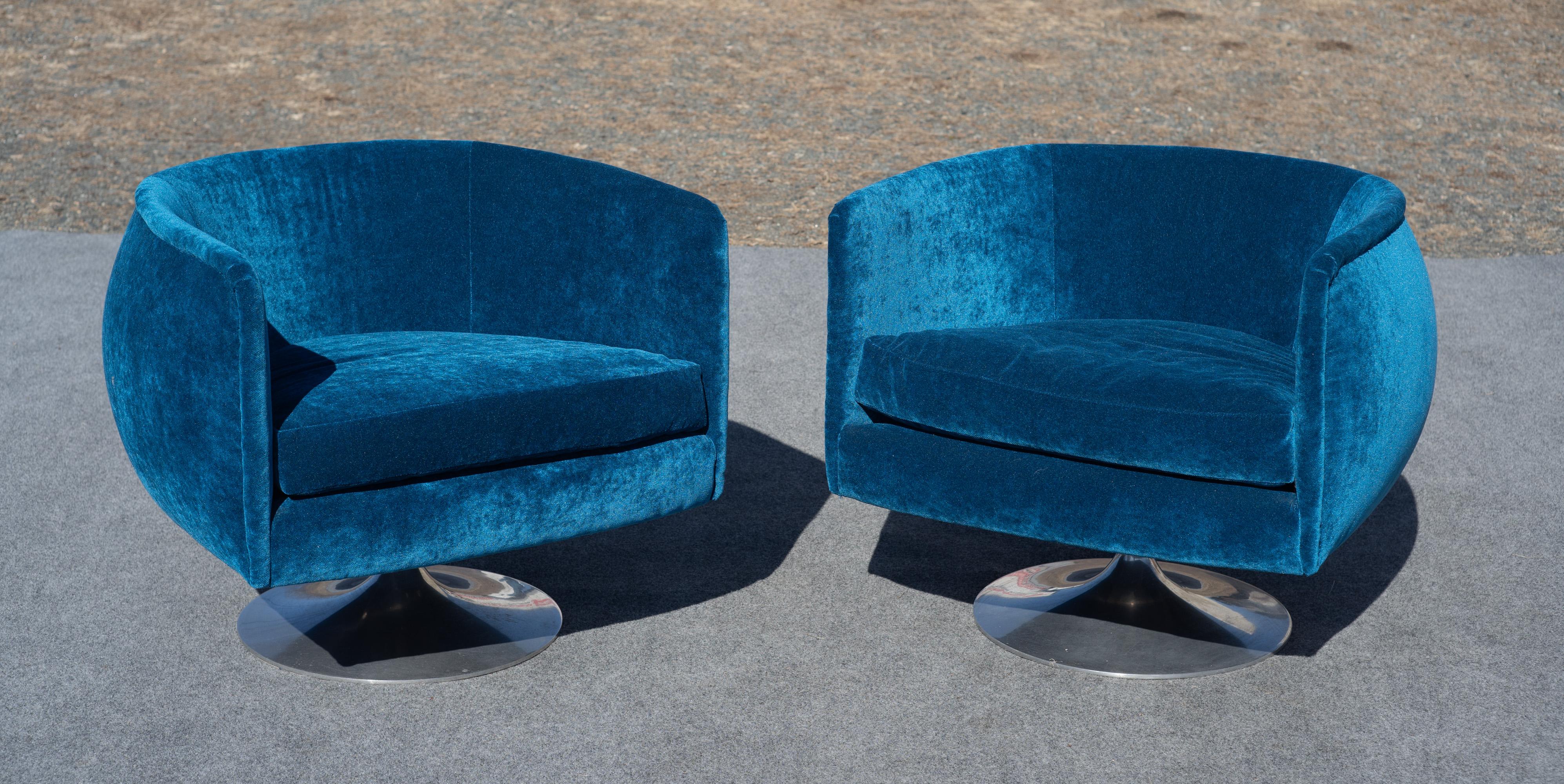 Pareja de sillas giratorias Adrian Pearsall con forma de barril Nueva mezcla de seda azul y bases de tulipán en venta 1