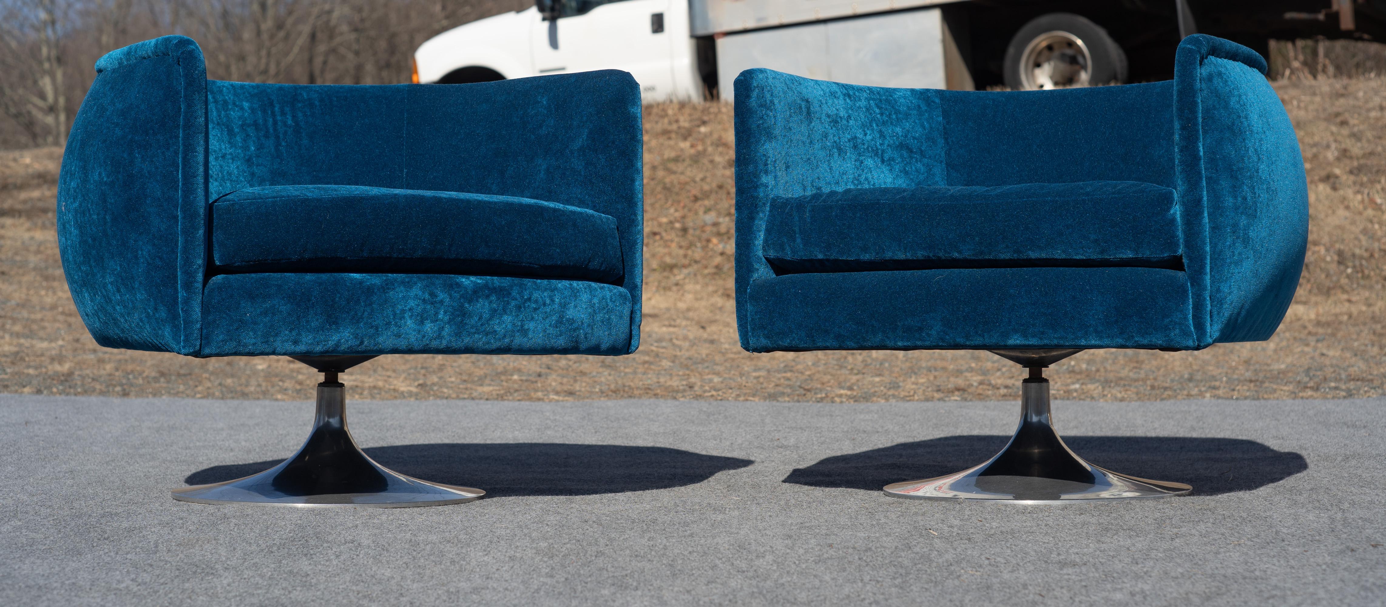 Pareja de sillas giratorias Adrian Pearsall con forma de barril Nueva mezcla de seda azul y bases de tulipán en venta 2