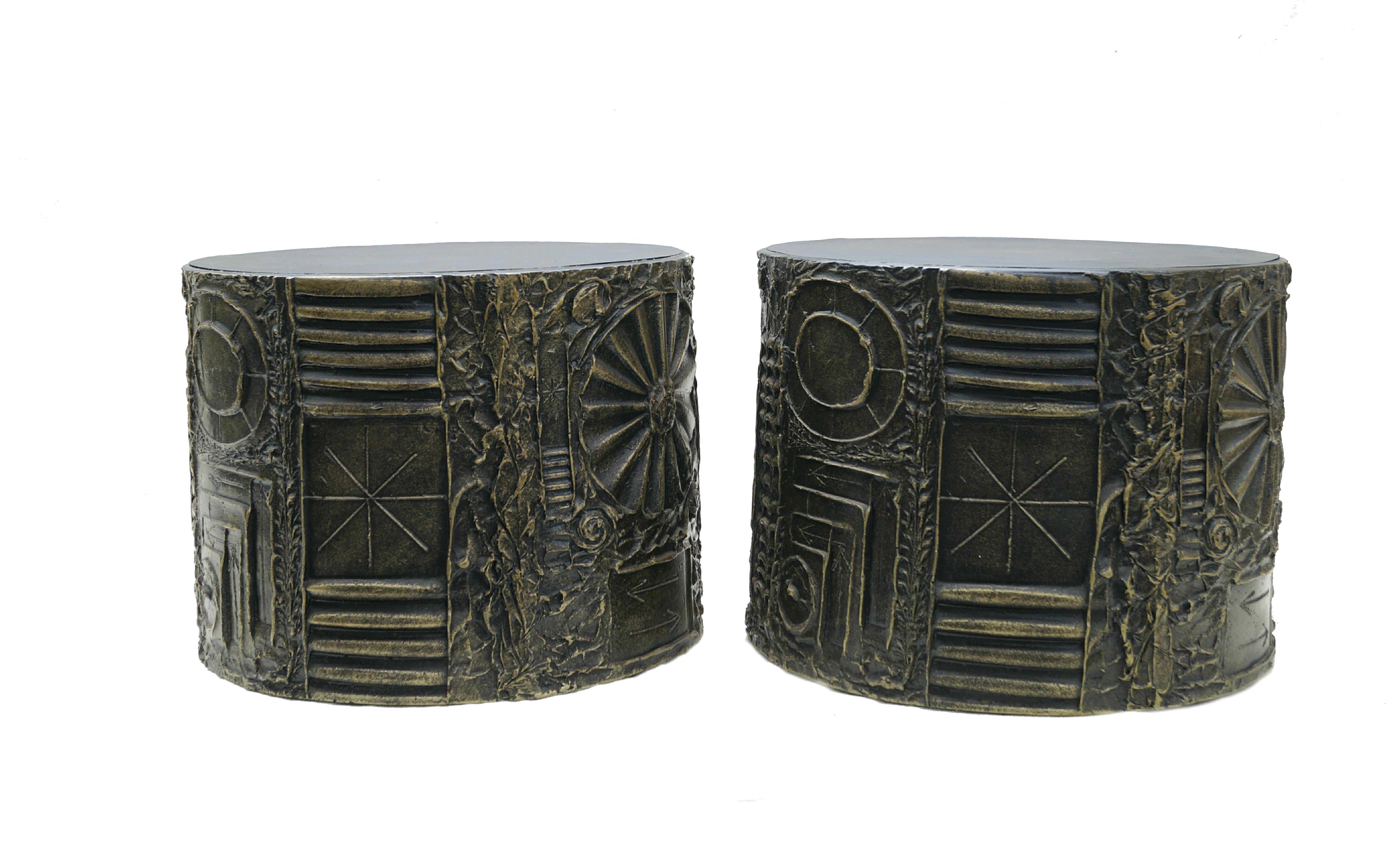 Adrian Pearsall Craft Associates Pareja de grandes mesas auxiliares o de centro, de forma cilíndrica . Las superficies de resina, muy decoradas, son similares a las piezas de estudio de la serie Brutalista de Bronce Esculpido de Paul Evans. La