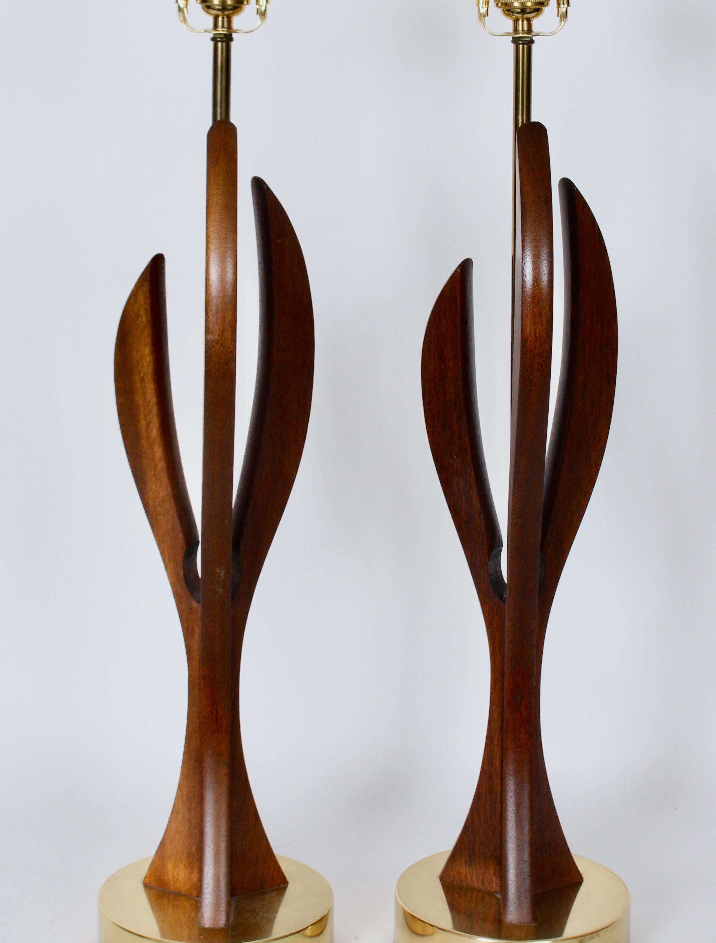 Paire de lampes de table Adrian Pearsall en noyer sculpté et laiton, années 1950 en vente 2