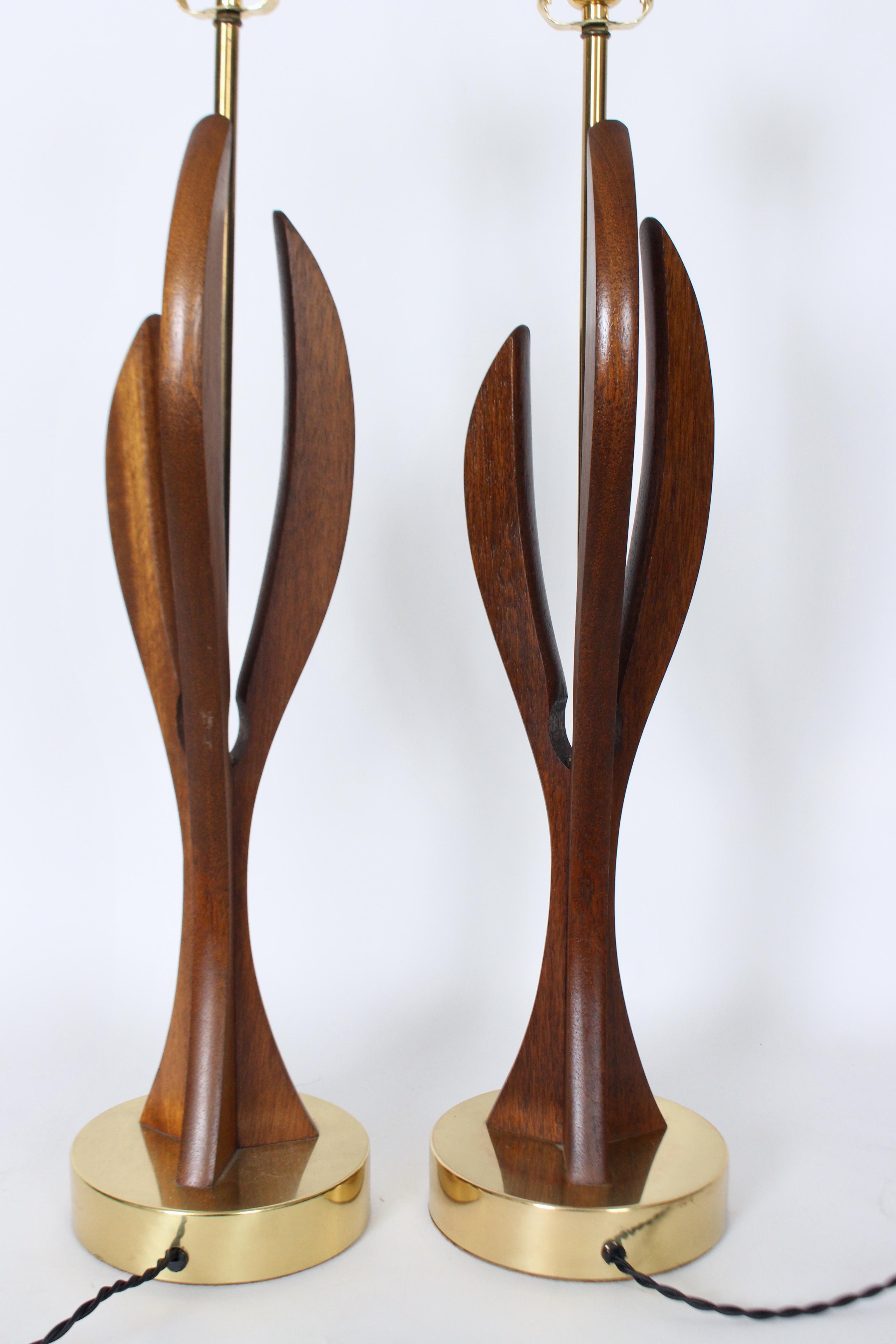 Paire de lampes de table Adrian Pearsall en noyer sculpté et laiton, années 1950 en vente 3