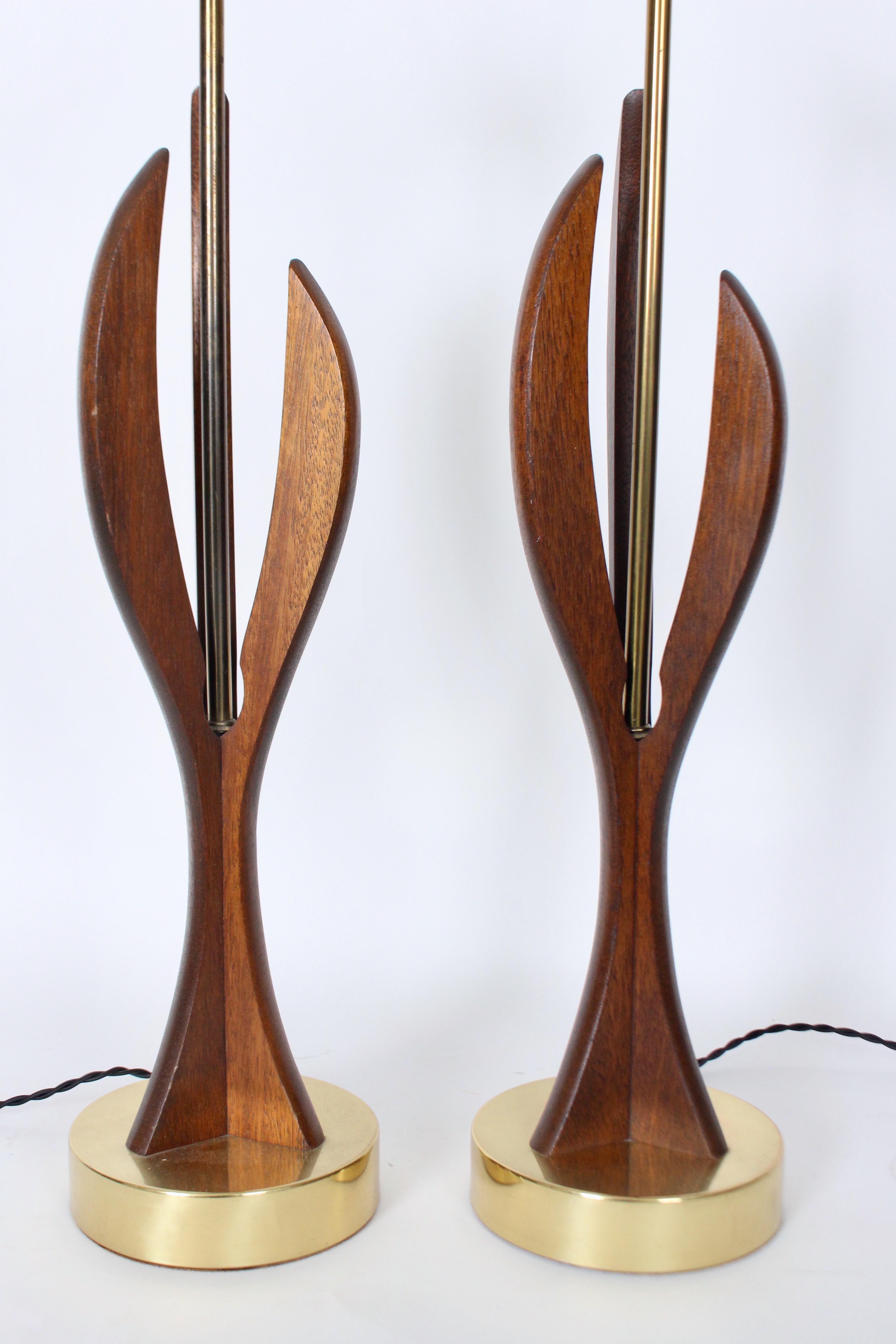 Paire de lampes de table Adrian Pearsall en noyer sculpté et laiton, années 1950 en vente 4