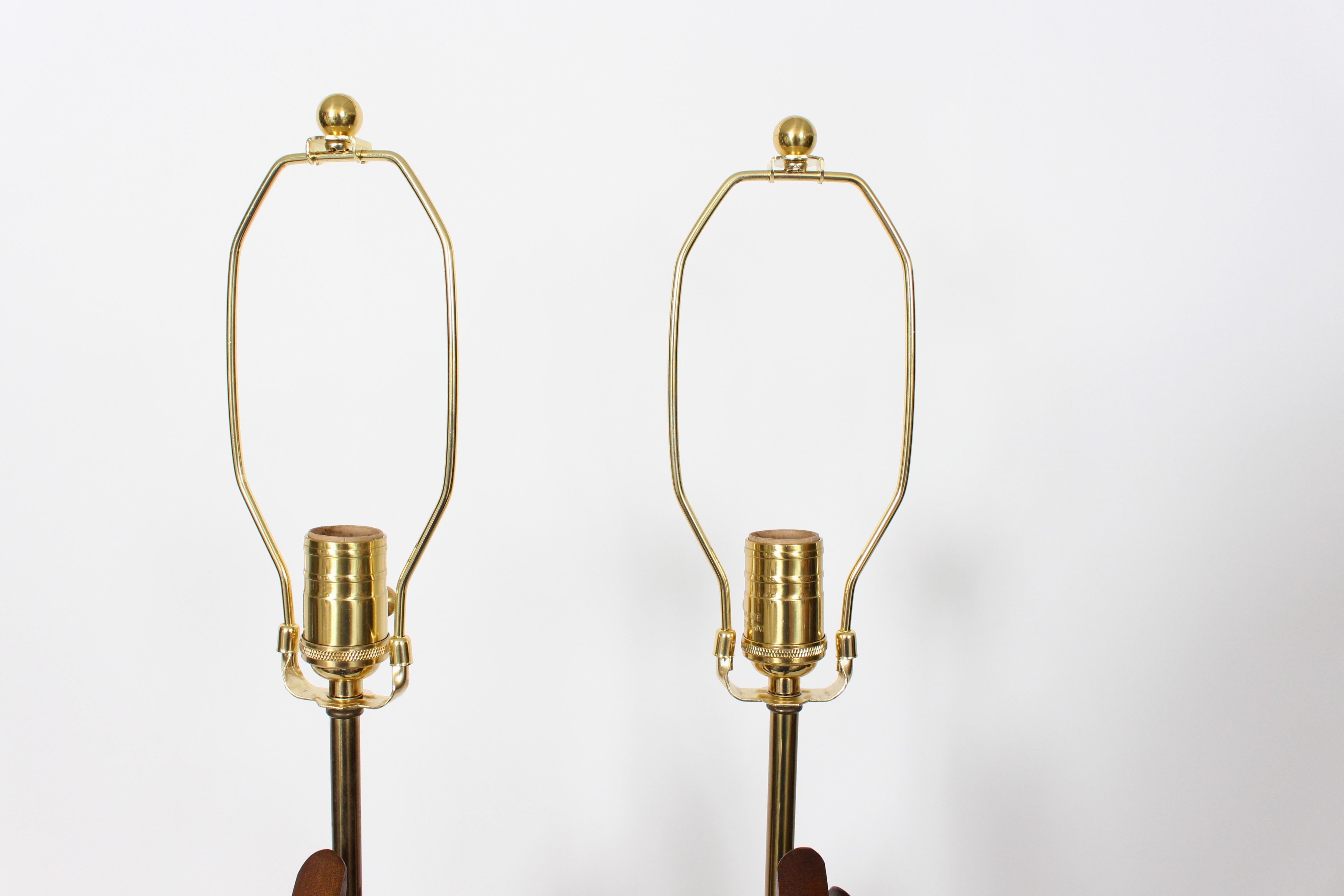 Paire de lampes de table Adrian Pearsall en noyer sculpté et laiton, années 1950 en vente 5