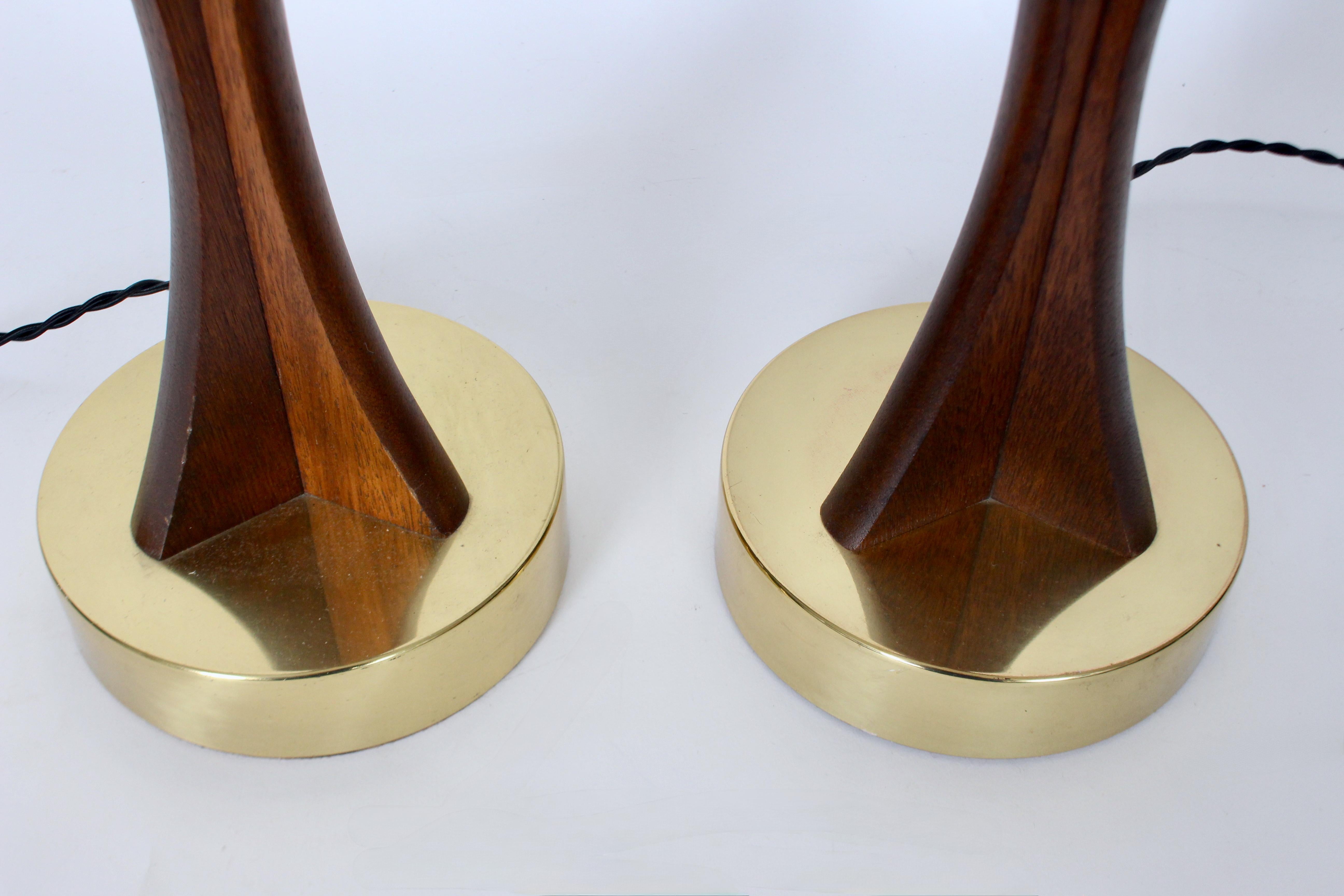 Paire de lampes de table Adrian Pearsall en noyer sculpté et laiton, années 1950 en vente 7