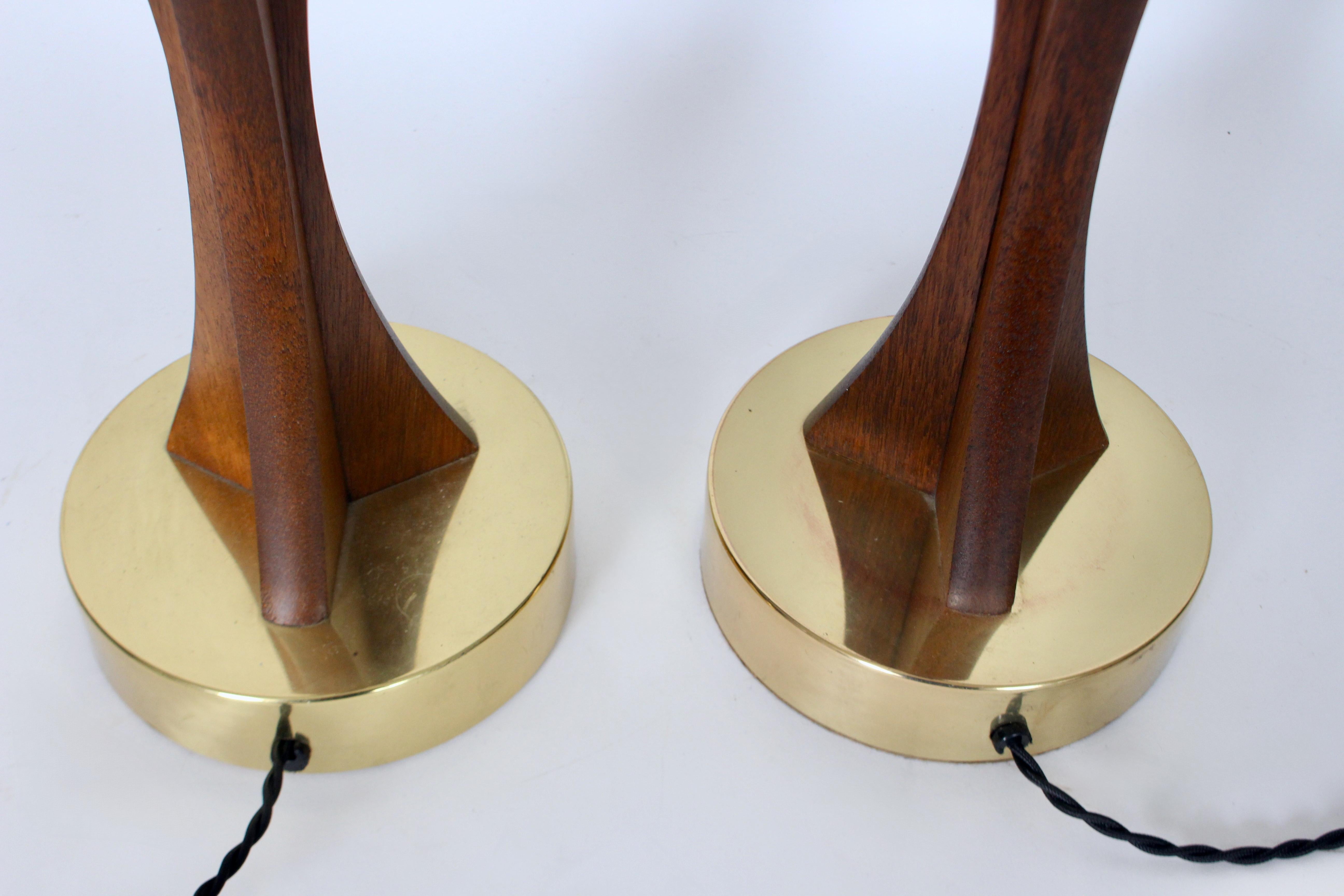 Paire de lampes de table Adrian Pearsall en noyer sculpté et laiton, années 1950 en vente 8