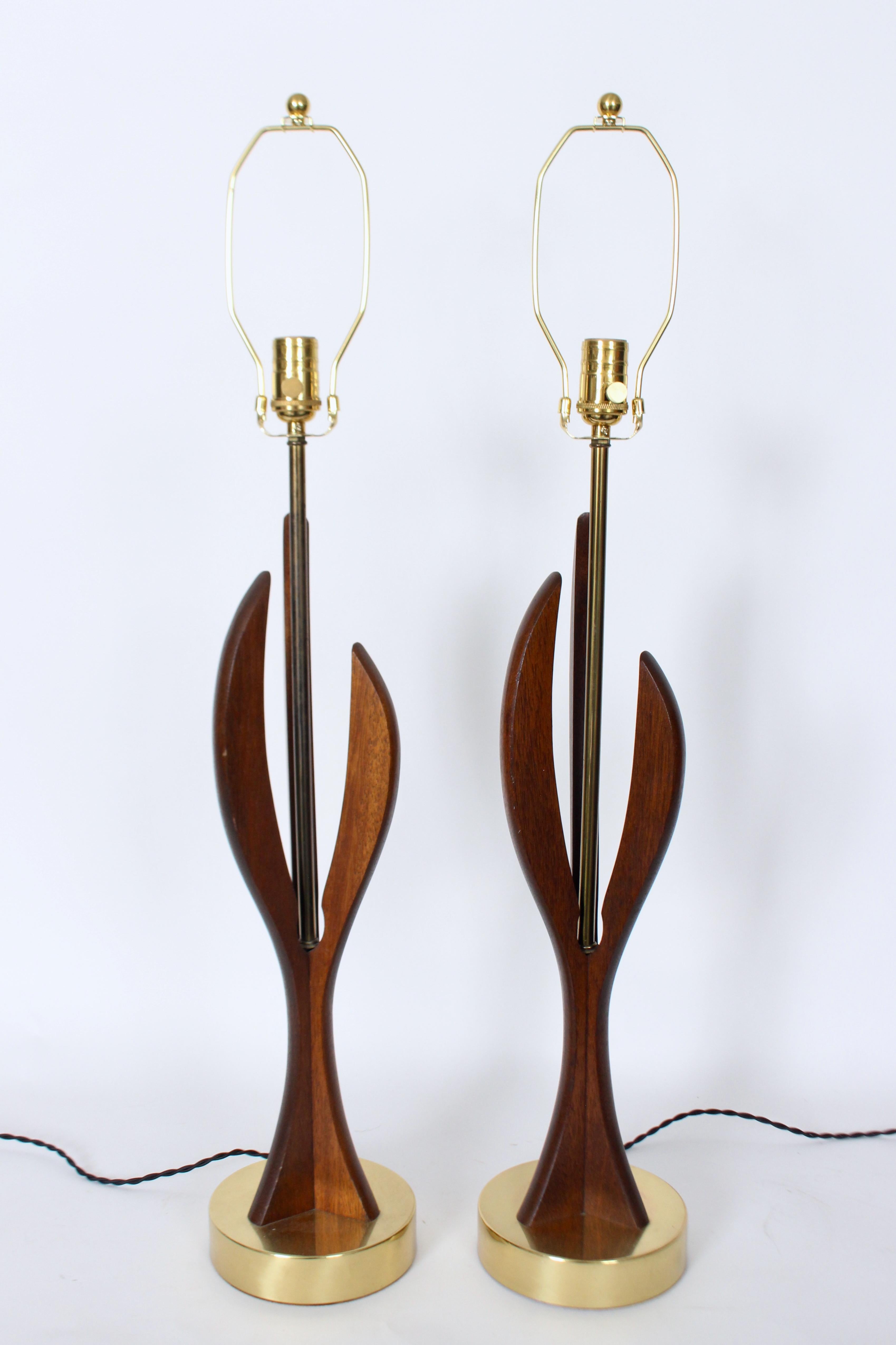 Paire de lampes de table Adrian Pearsall en noyer sculpté et laiton, années 1950 en vente 9