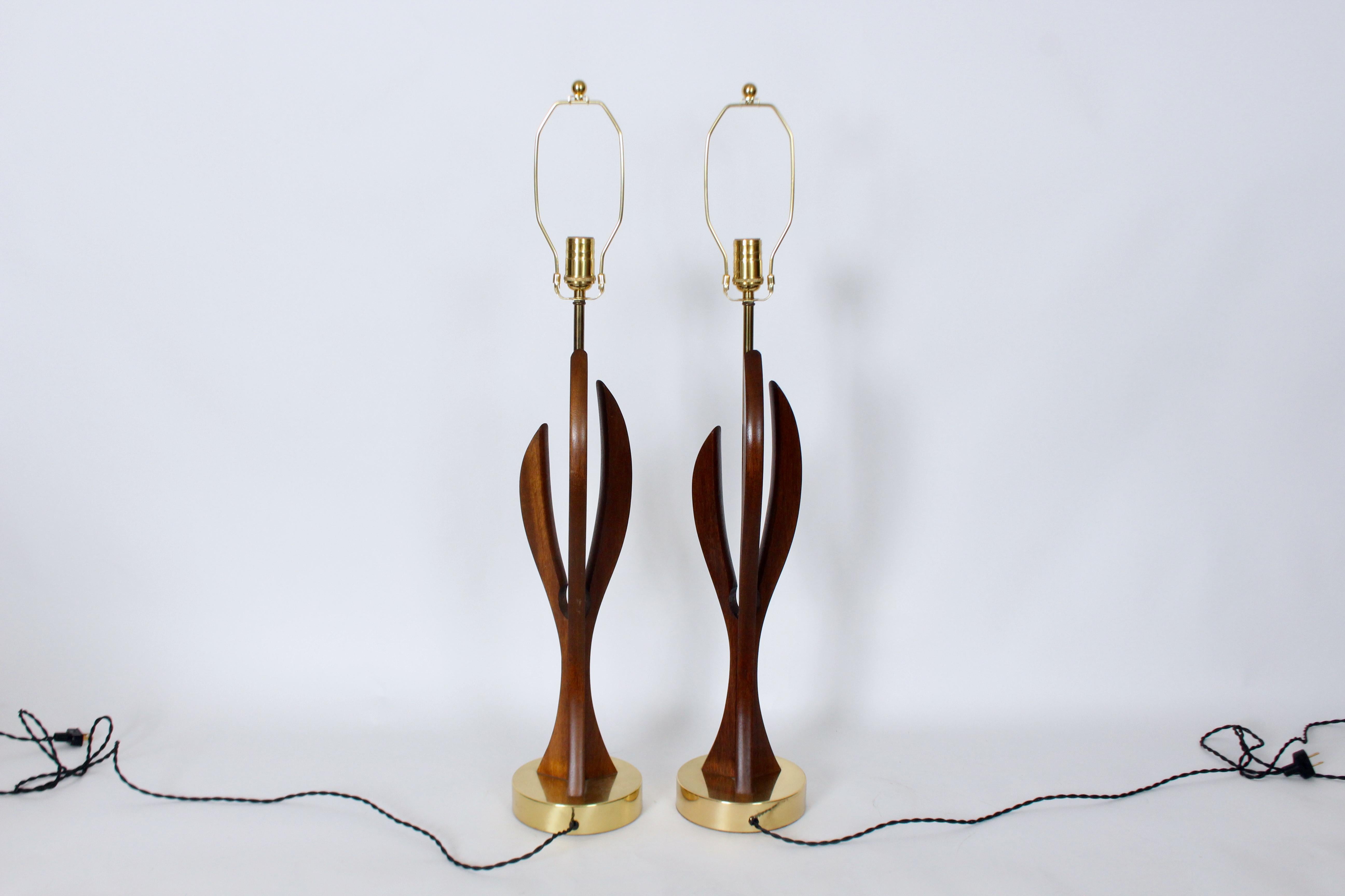 Paire de lampes de table Adrian Pearsall en noyer sculpté et laiton, années 1950 en vente 10