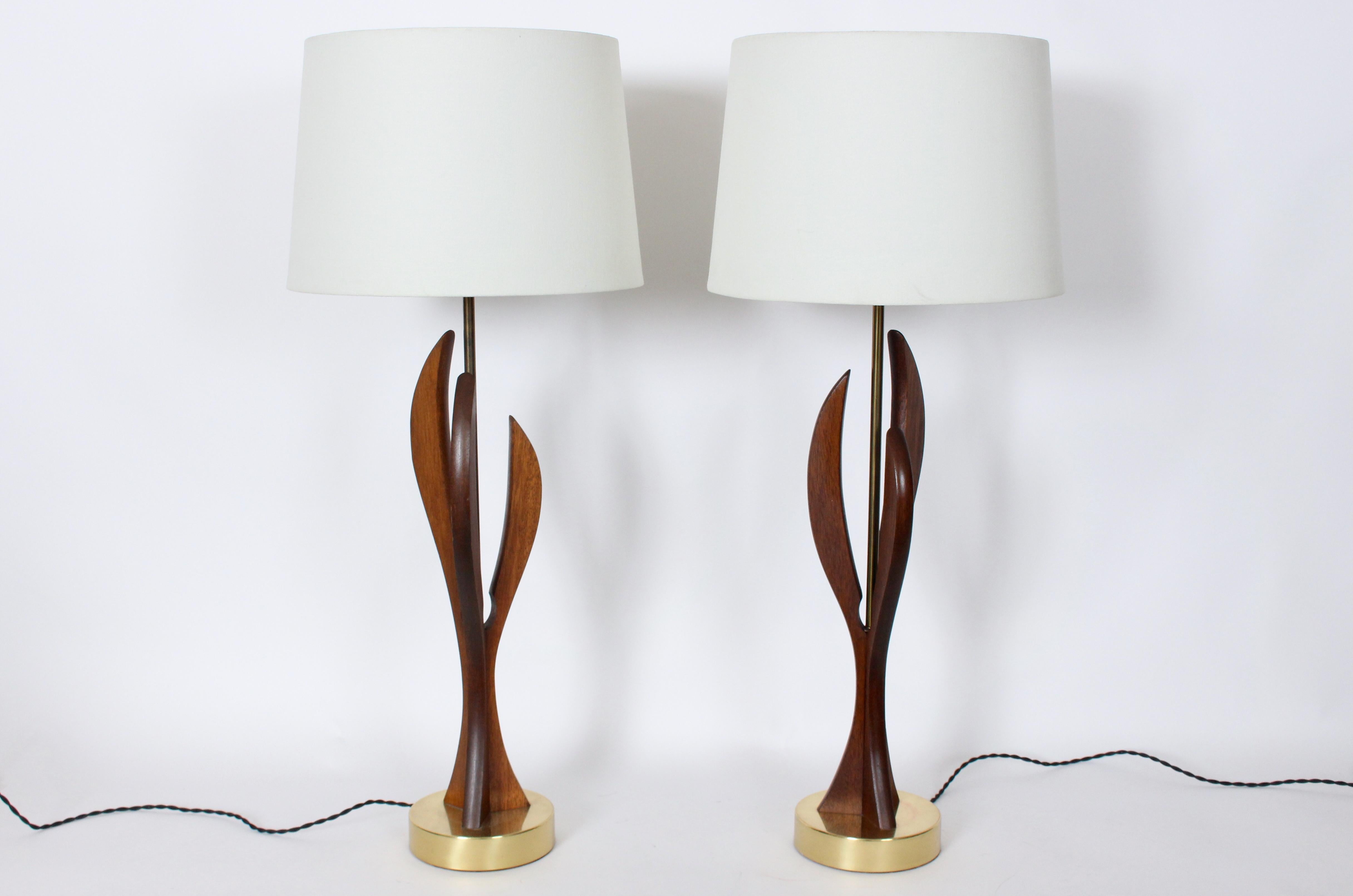 Mid-Century Modern Paire de lampes de table Adrian Pearsall en noyer sculpté et laiton, années 1950 en vente