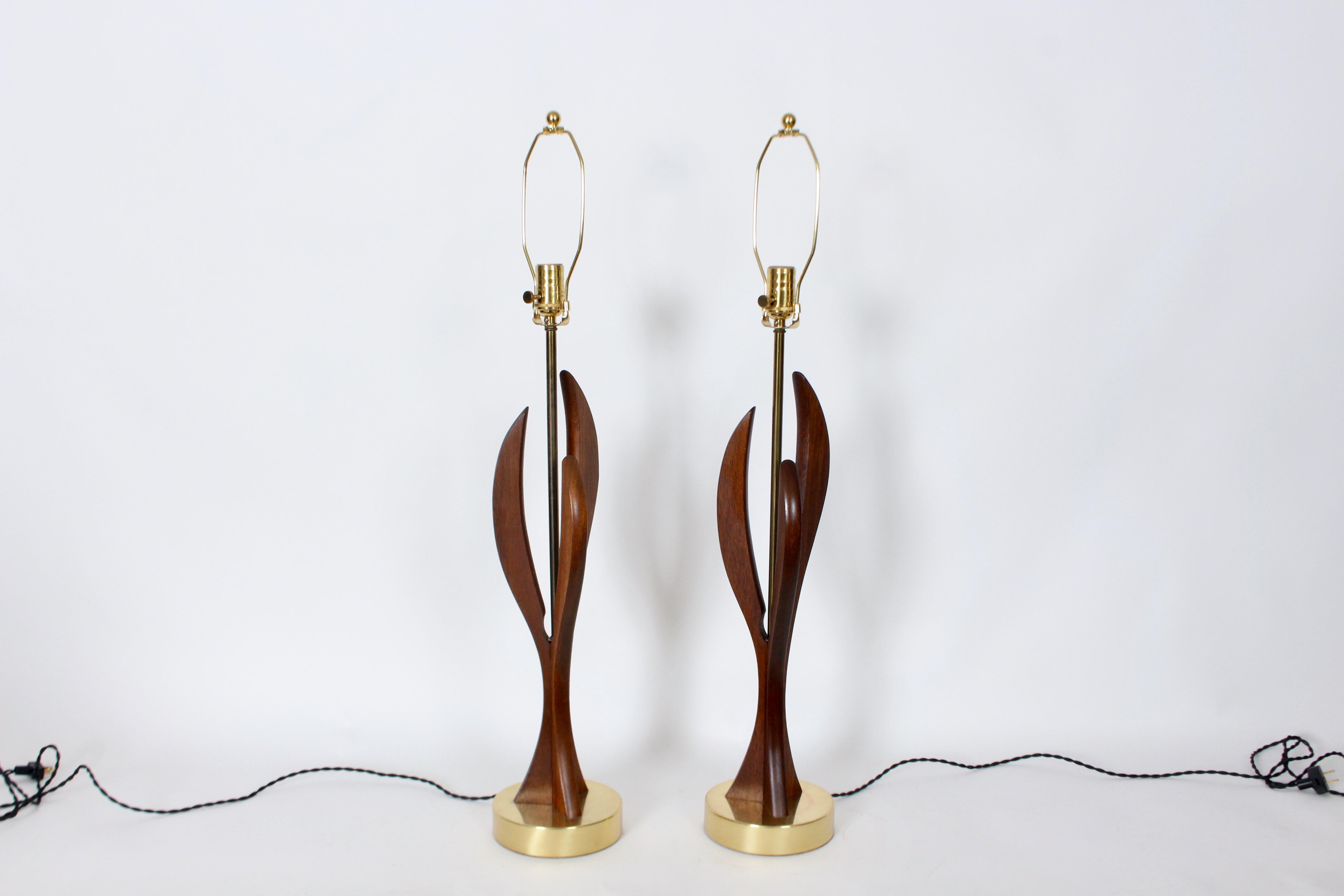 Américain Paire de lampes de table Adrian Pearsall en noyer sculpté et laiton, années 1950 en vente