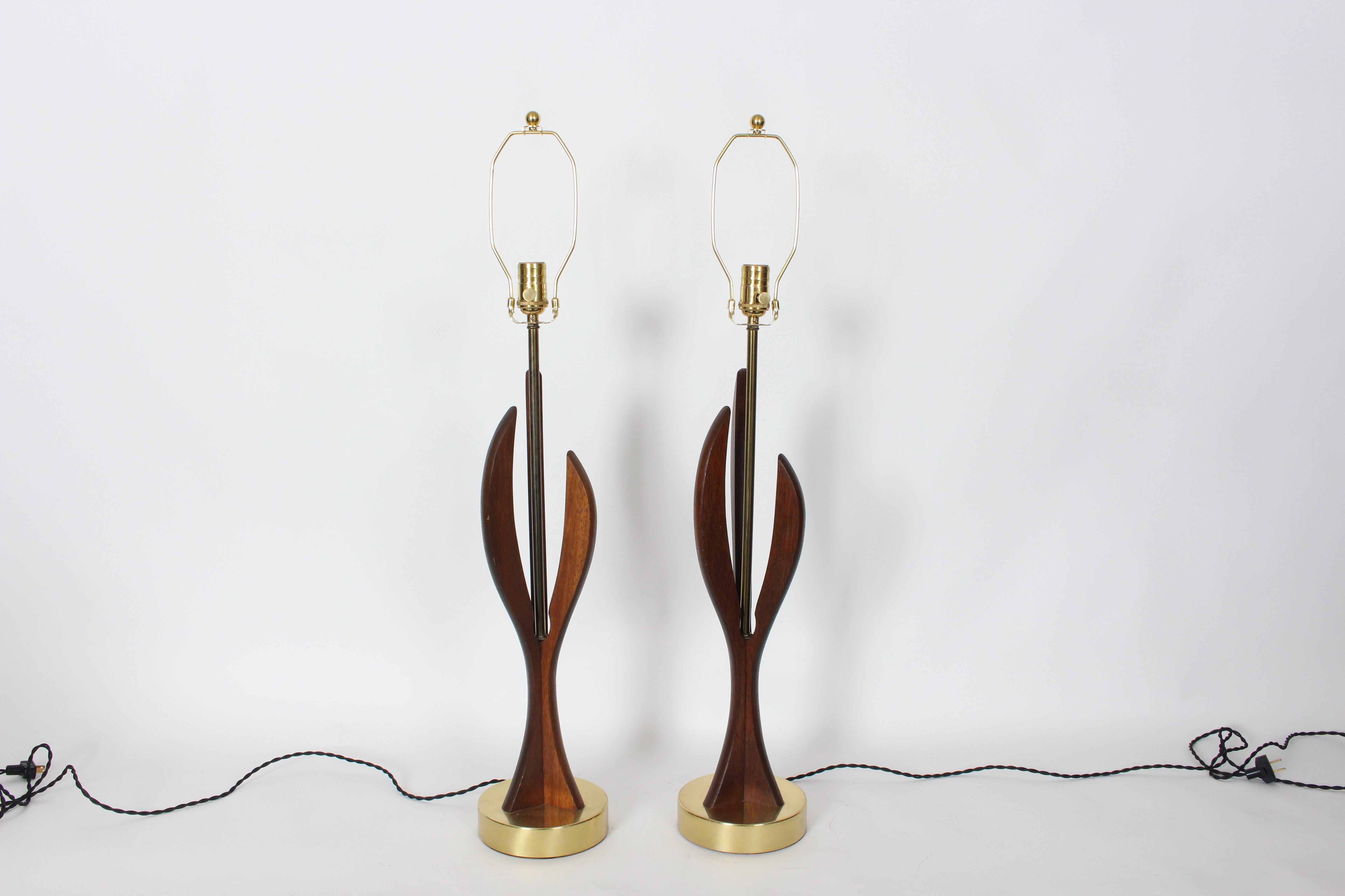 Plaqué Paire de lampes de table Adrian Pearsall en noyer sculpté et laiton, années 1950 en vente