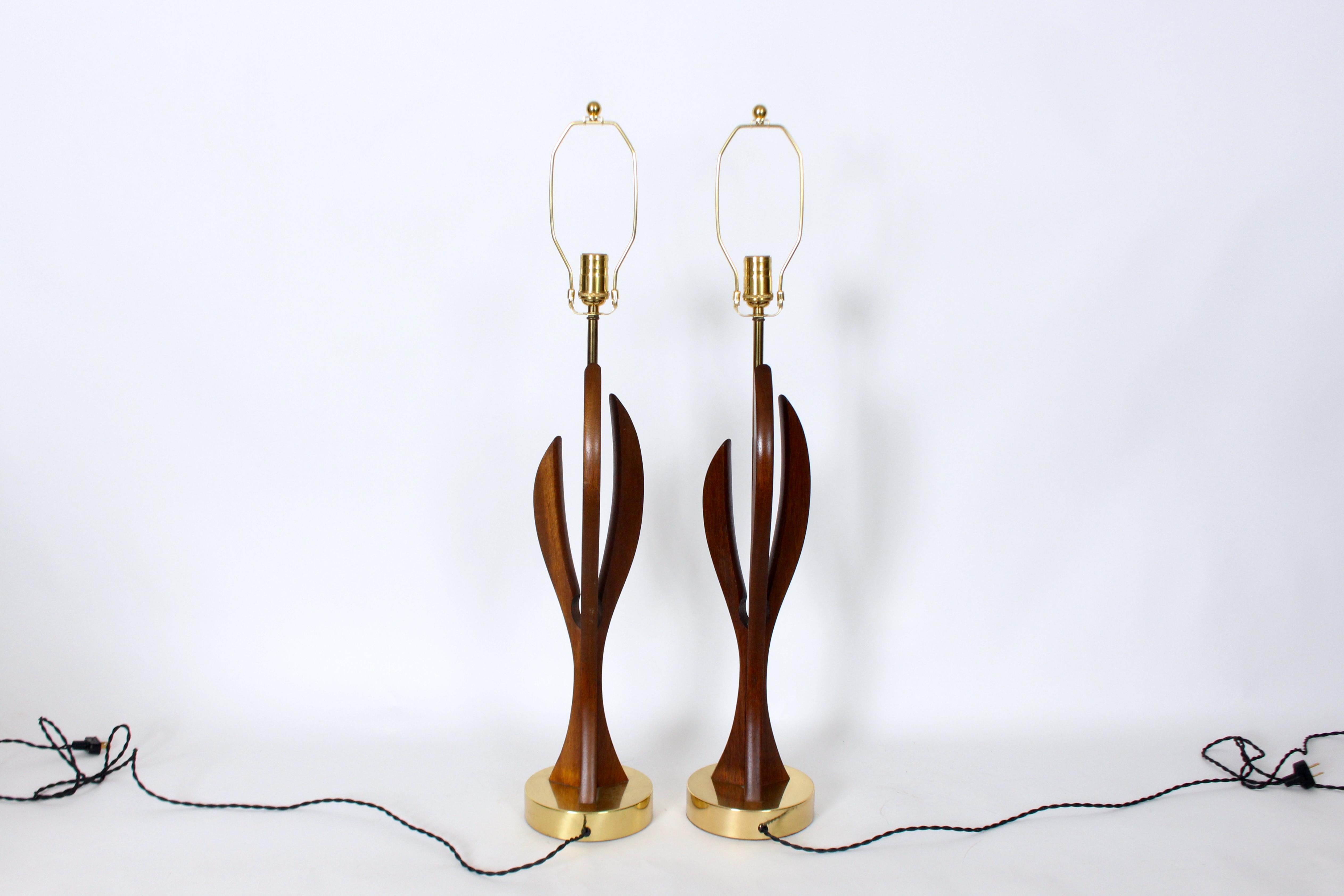 Paire de lampes de table Adrian Pearsall en noyer sculpté et laiton, années 1950 Bon état - En vente à Bainbridge, NY