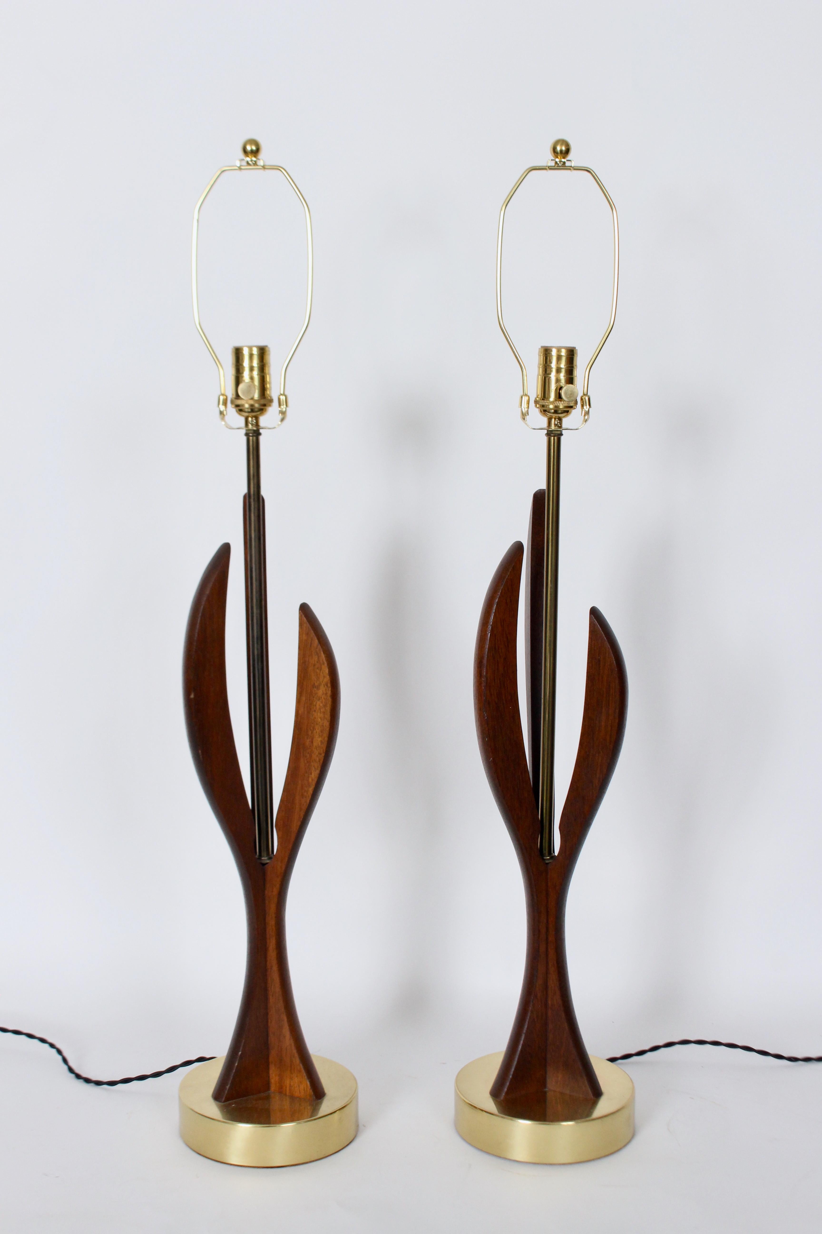 20ième siècle Paire de lampes de table Adrian Pearsall en noyer sculpté et laiton, années 1950 en vente