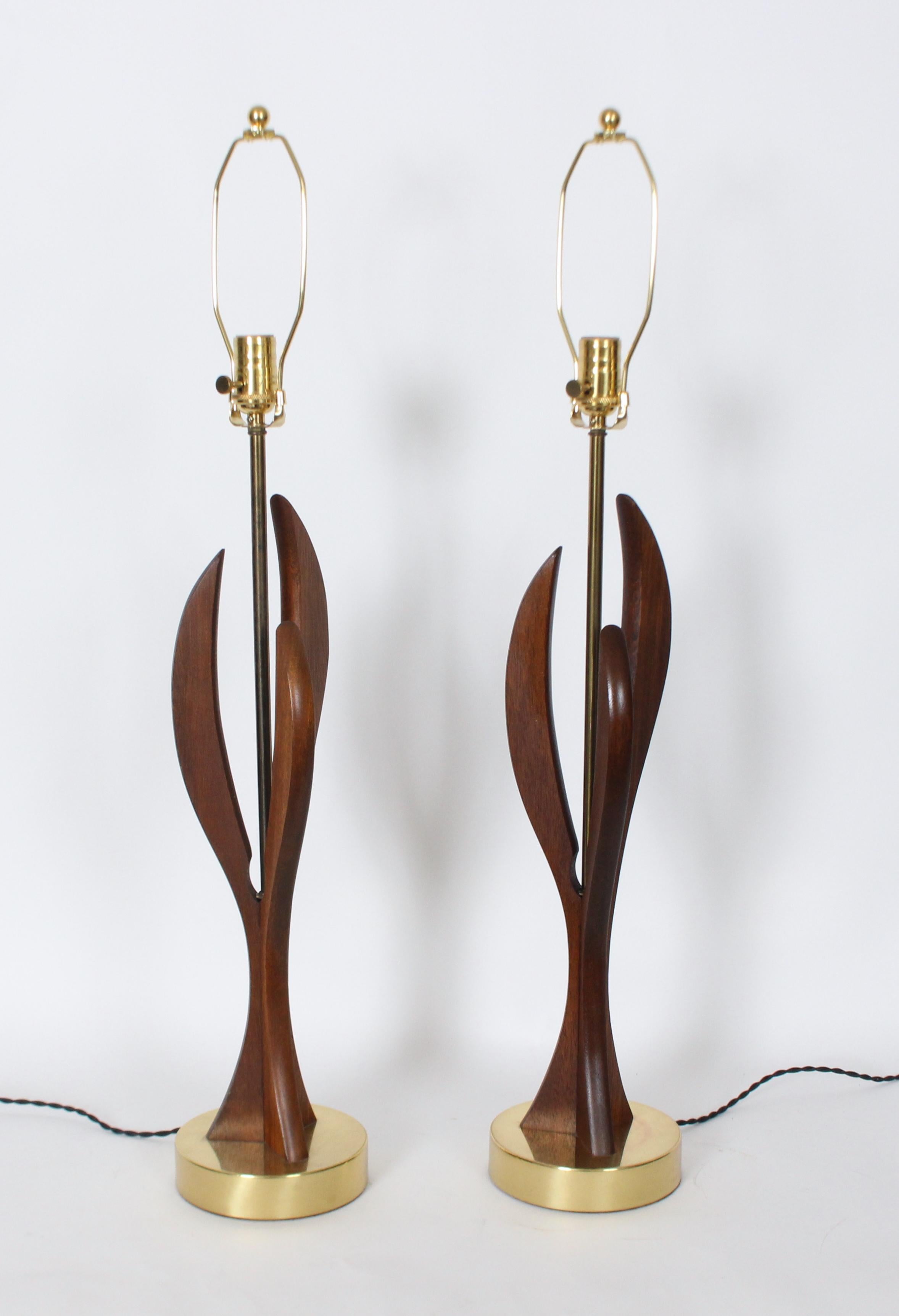 Noyer Paire de lampes de table Adrian Pearsall en noyer sculpté et laiton, années 1950 en vente