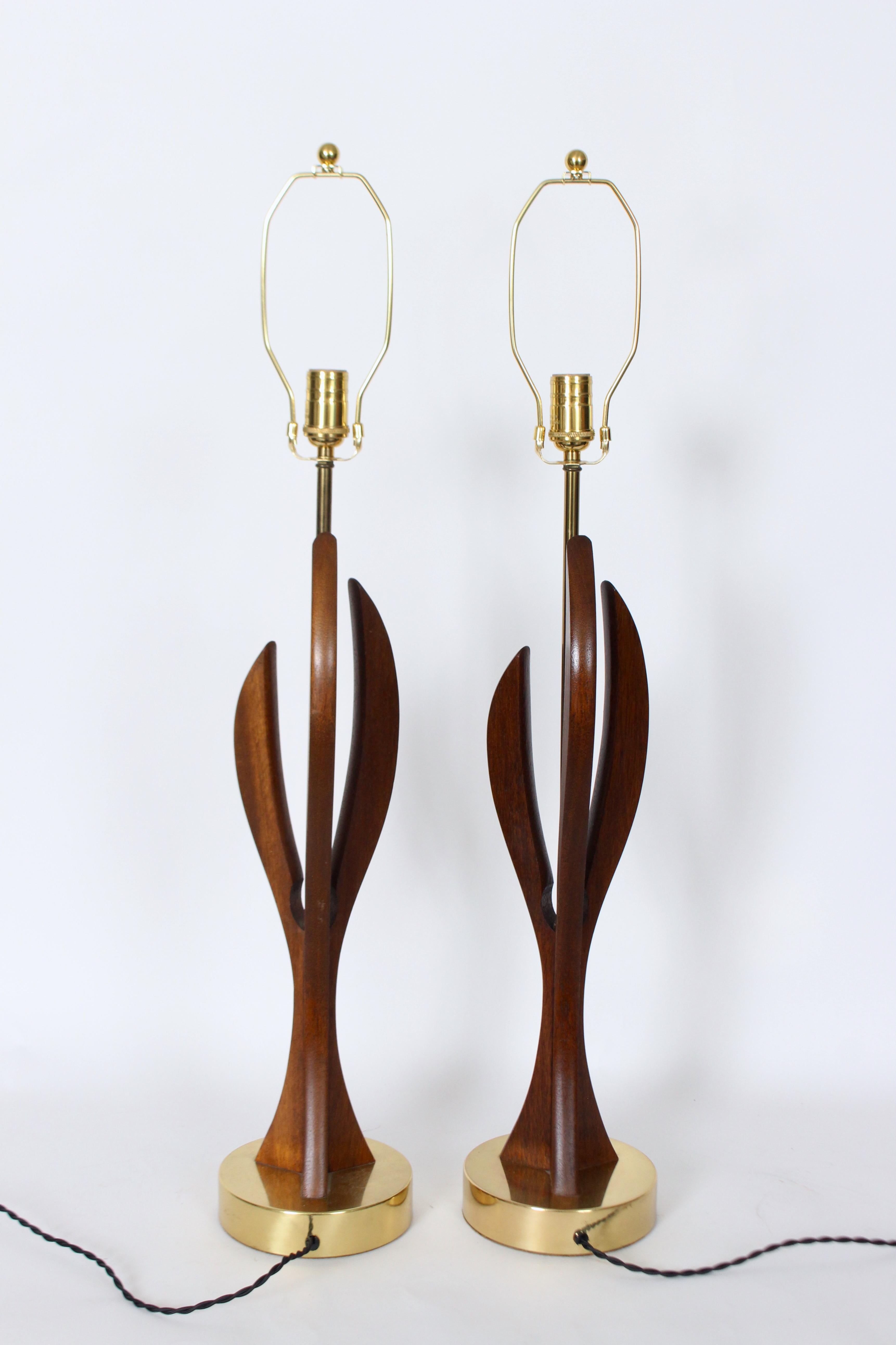 Paire de lampes de table Adrian Pearsall en noyer sculpté et laiton, années 1950 en vente 1