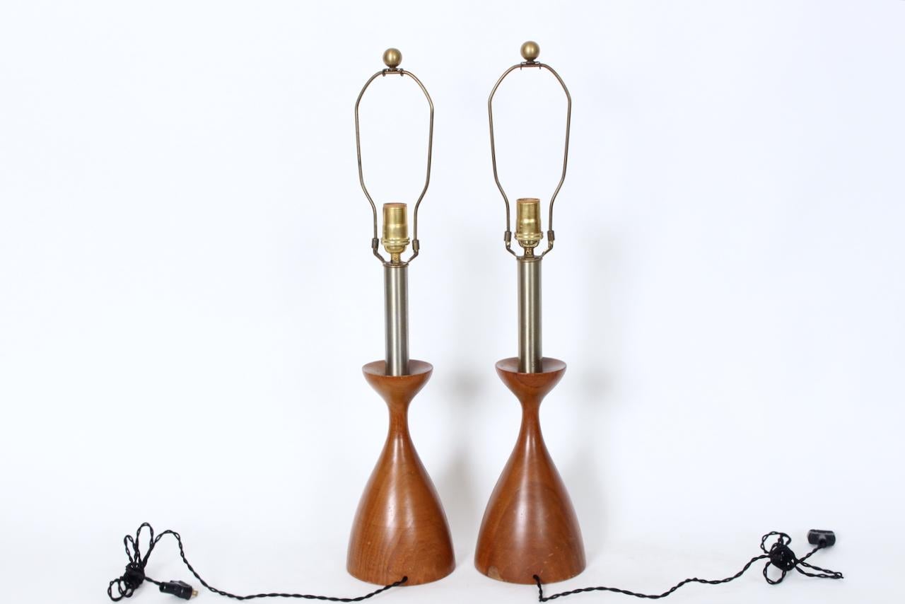 Mid-Century Modern Paire de lampes de table de style Adrian Pearsall Modernity en noyer et acier brossé en vente