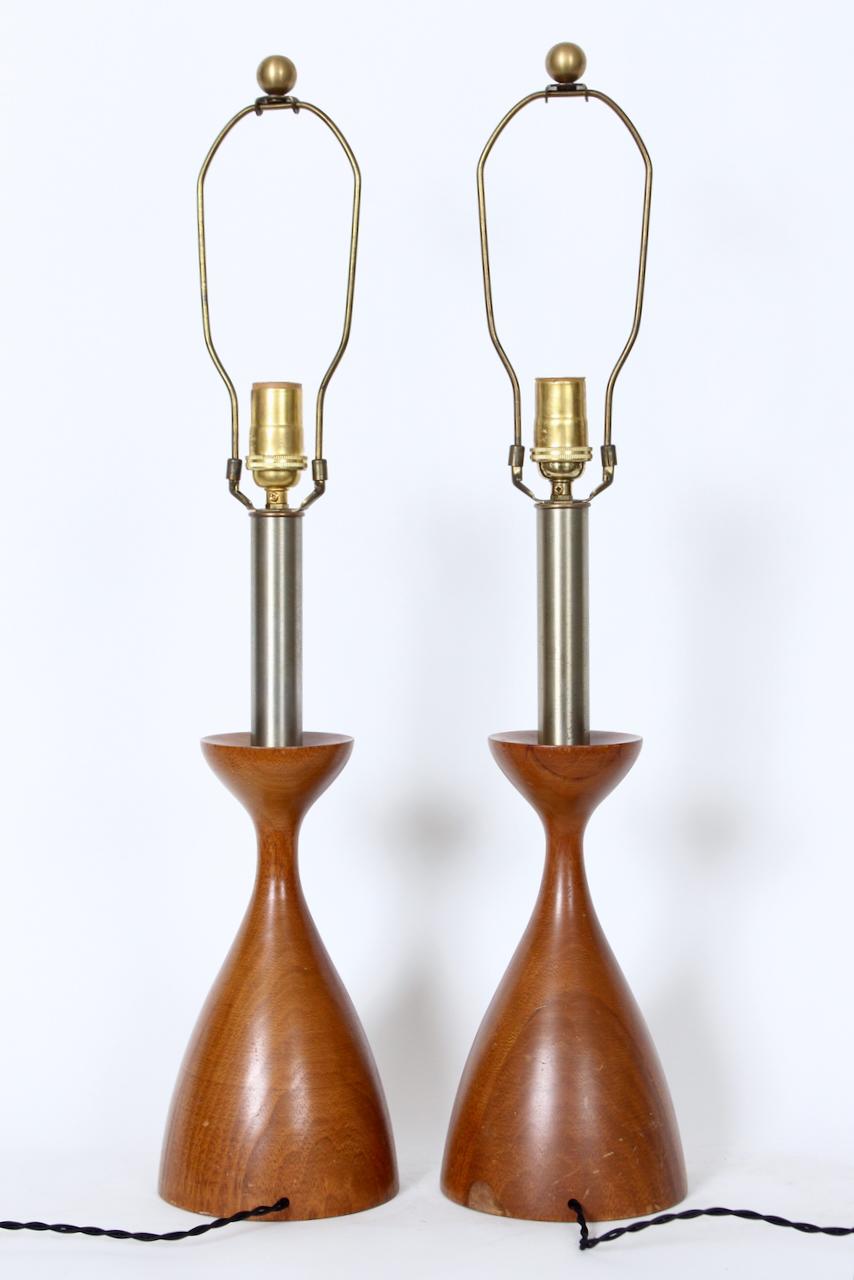 Paire de lampes de table de style Adrian Pearsall Modernity en noyer et acier brossé en vente 4