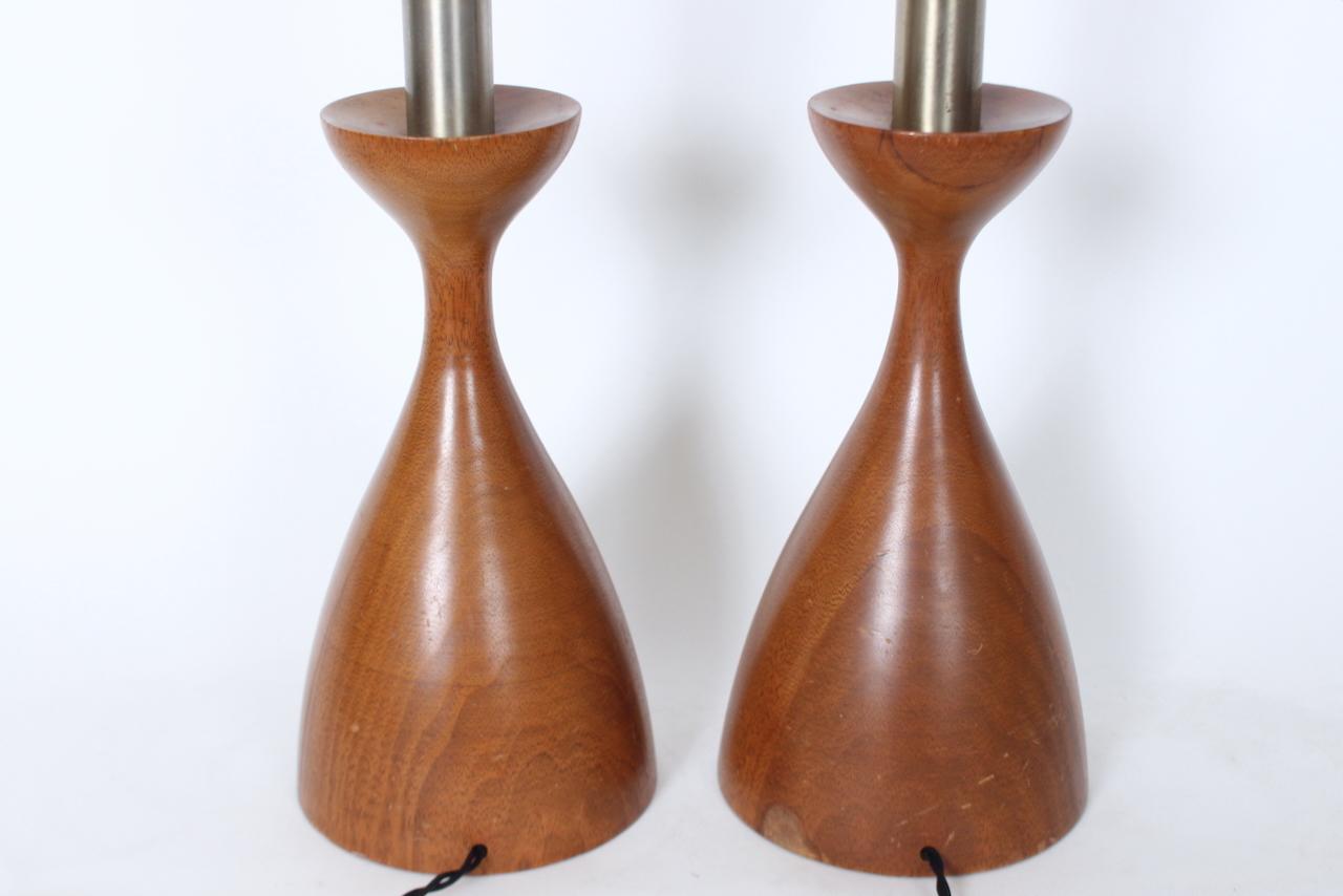 Paire de lampes de table de style Adrian Pearsall Modernity en noyer et acier brossé en vente 3